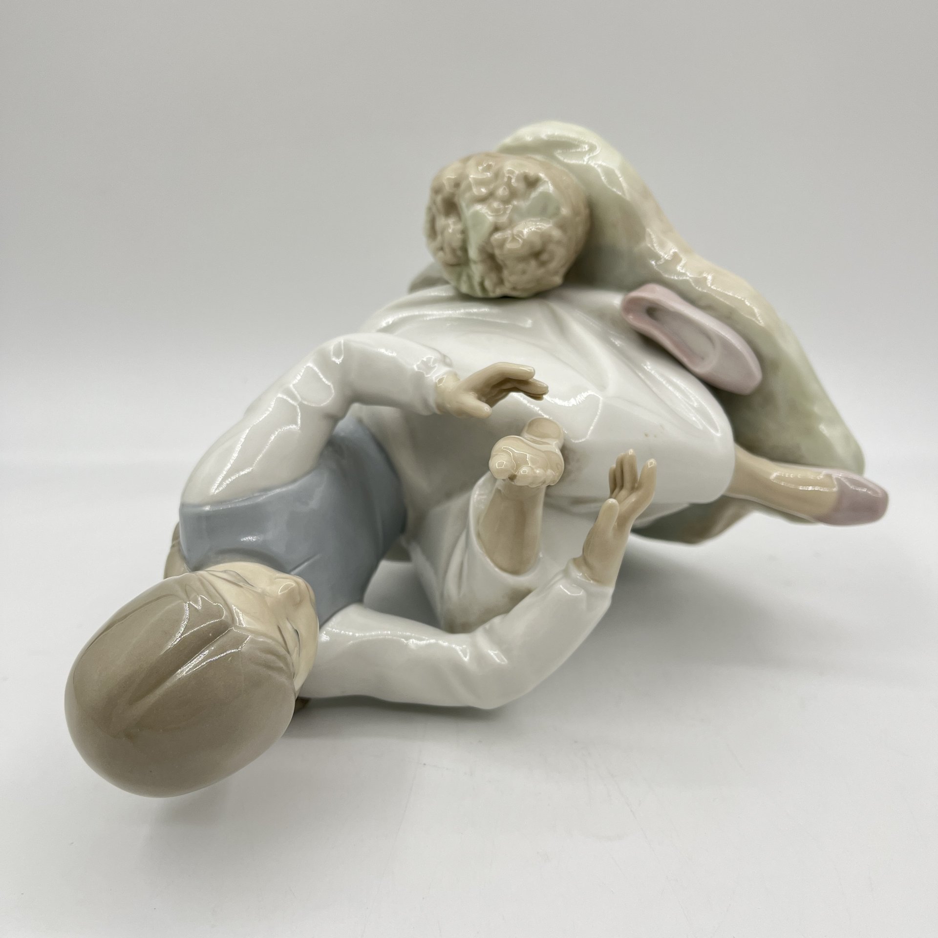 Статуэтка "Девочка, осматривающая ногу", в стилистике Lladro