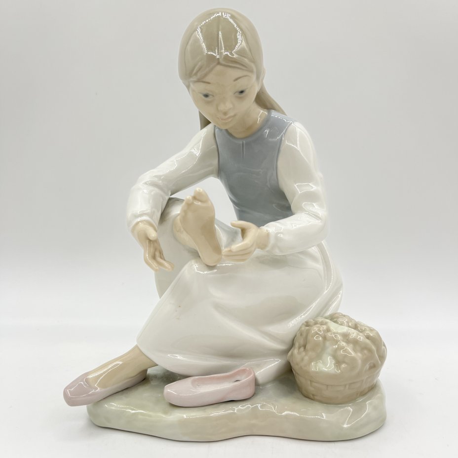 Статуэтка "Девочка, осматривающая ногу", в стилистике Lladro