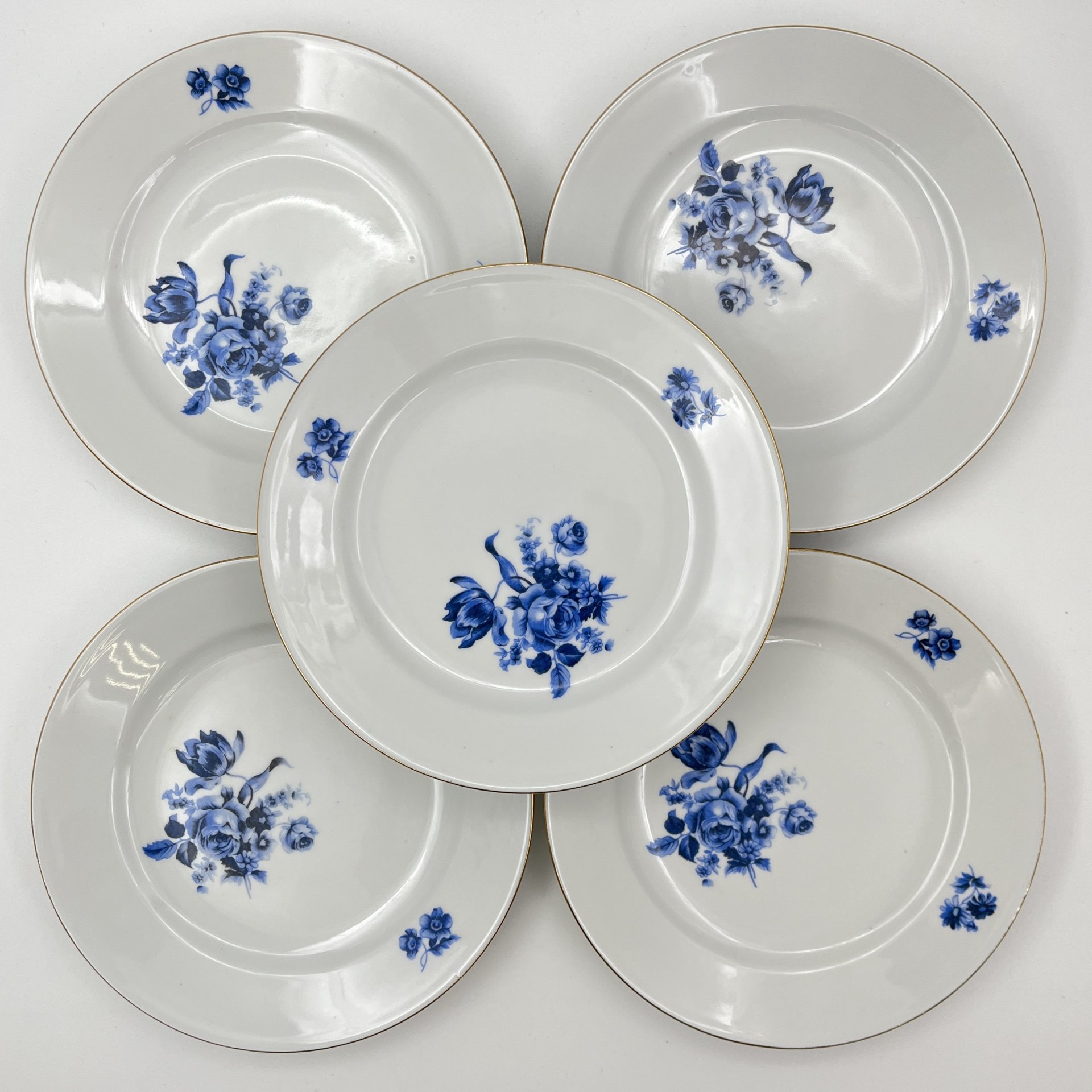 Набор из 5-ти пирожковых тарелок с декором в виде синих цветов, фарфор, деколь, золочение, Kahla, ГДР, 1968-1987 гг.