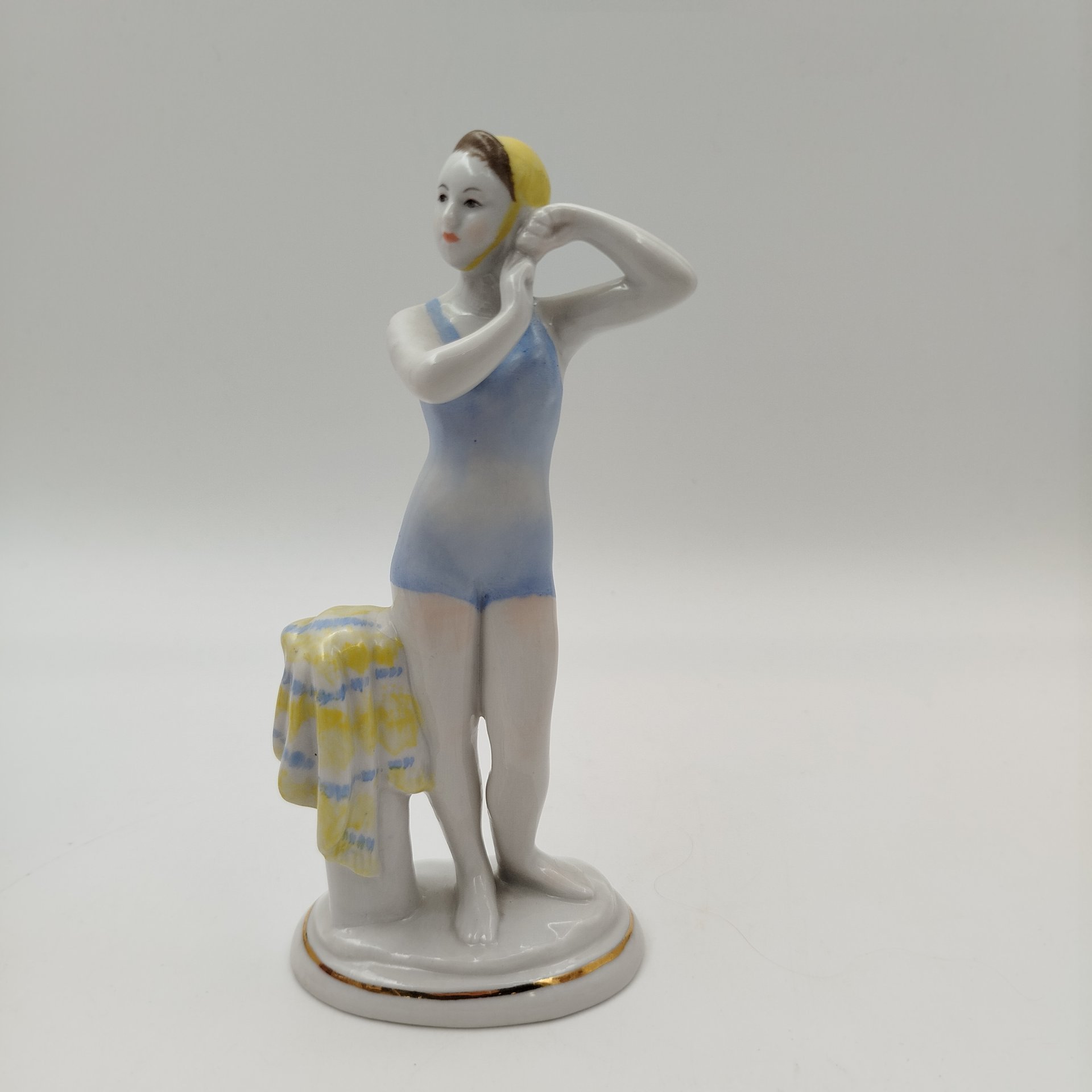 Статуэтка "Юная купальщица", скульптор Г.С. Столбова, художник Е.Н. Лупанова