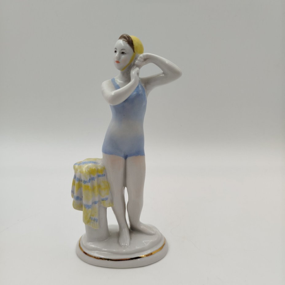 Статуэтка "Юная купальщица", скульптор Г.С. Столбова, художник Е.Н. Лупанова