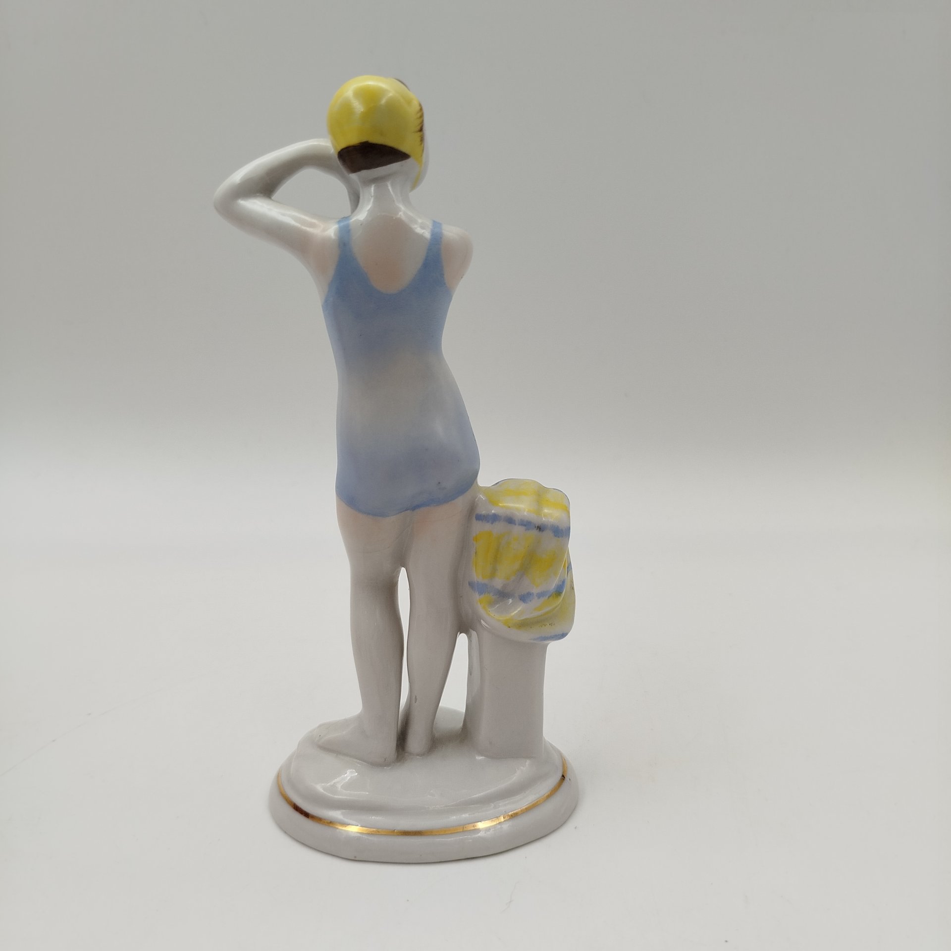 Статуэтка "Юная купальщица", скульптор Г.С. Столбова, художник Е.Н. Лупанова