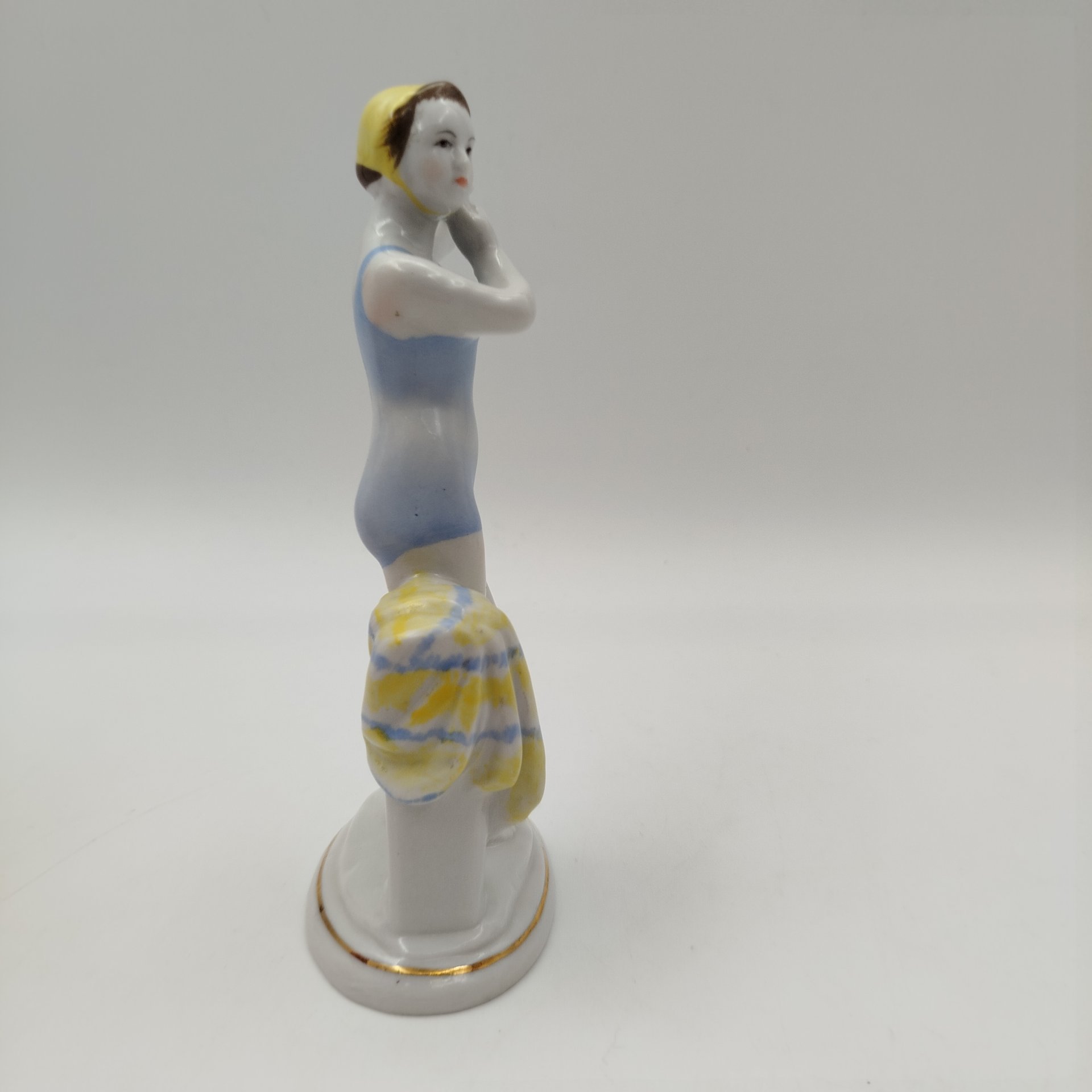 Статуэтка "Юная купальщица", скульптор Г.С. Столбова, художник Е.Н. Лупанова