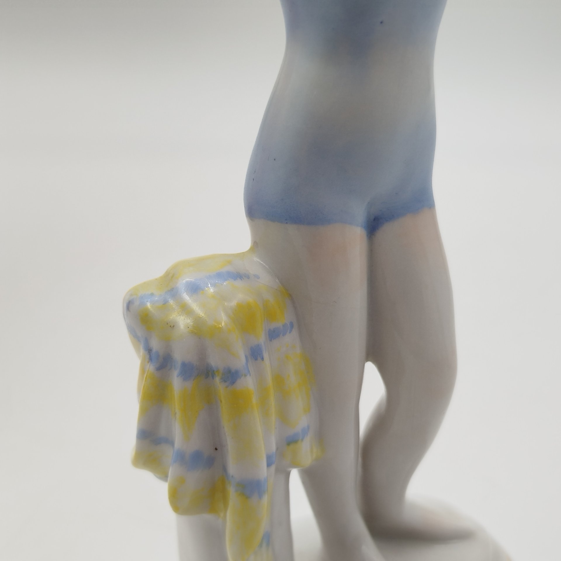 Статуэтка "Юная купальщица", скульптор Г.С. Столбова, художник Е.Н. Лупанова