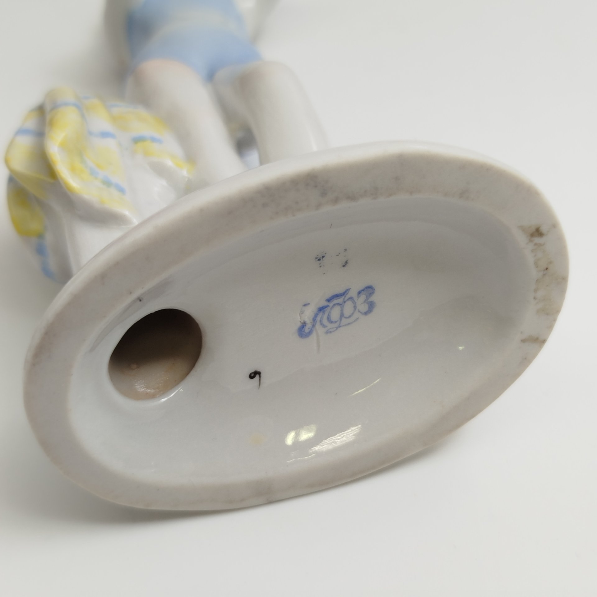 Статуэтка "Юная купальщица", скульптор Г.С. Столбова, художник Е.Н. Лупанова