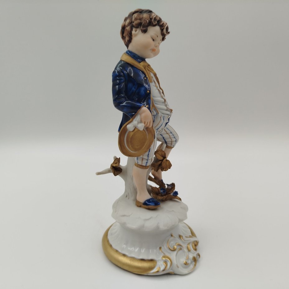 Статуэтка "На прогулке", автор Viеr Tasca, фарфор, роспись, золочение, Capodimonte (Каподимонте), Италия, 1980-2000 гг.
