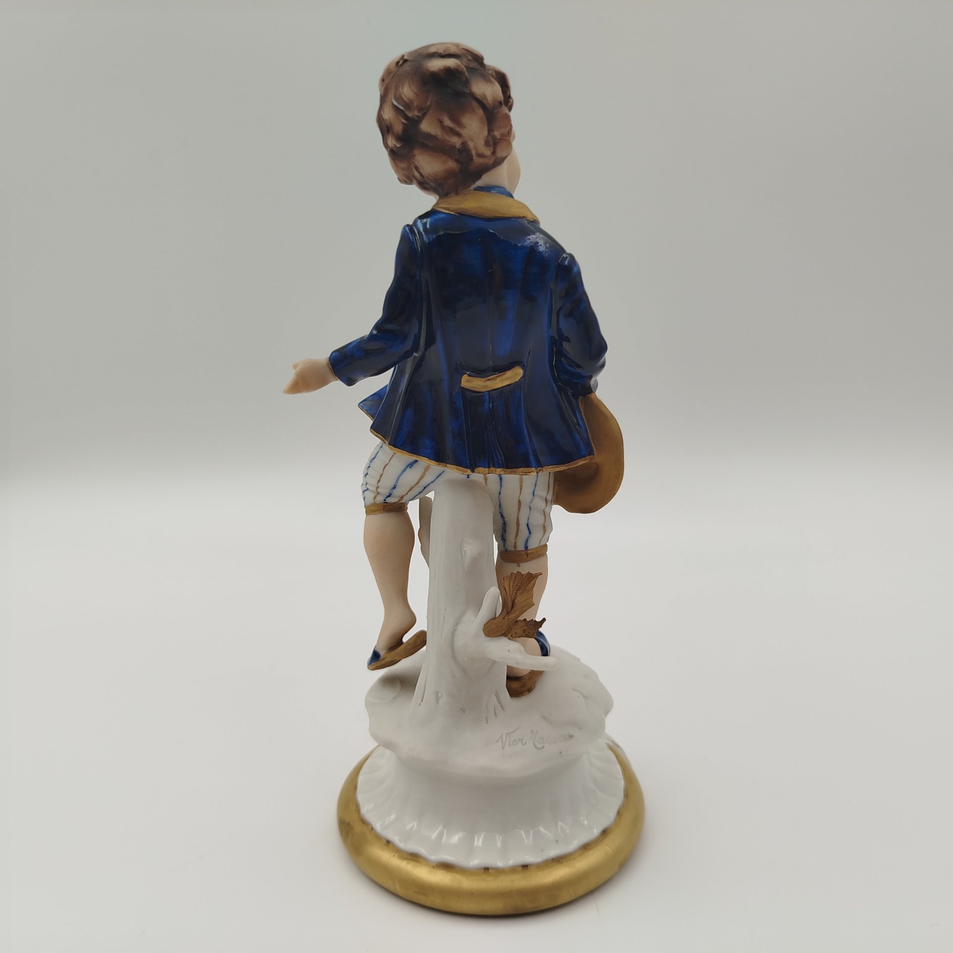 Статуэтка "На прогулке", автор Viеr Tasca, фарфор, роспись, золочение, Capodimonte (Каподимонте), Италия, 1980-2000 гг.