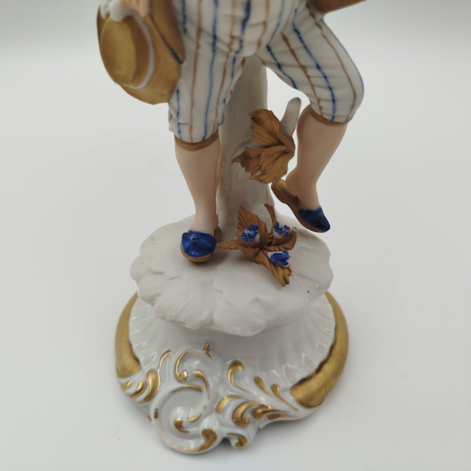 Статуэтка "На прогулке", автор Viеr Tasca, Capodimonte (Каподимонте)