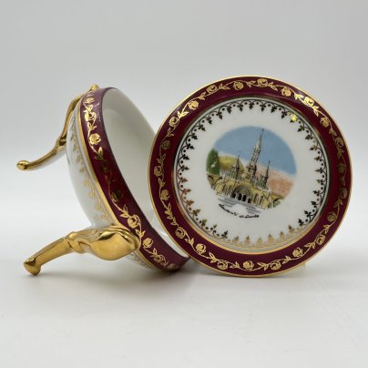 Шкатулка на трех ножках "Souvenir de Lourdes" с видами на храмовый комплекс города Лурд, фарфор, деколь, крытье, золочение, Limoges, Франция, 1960-1980 гг.