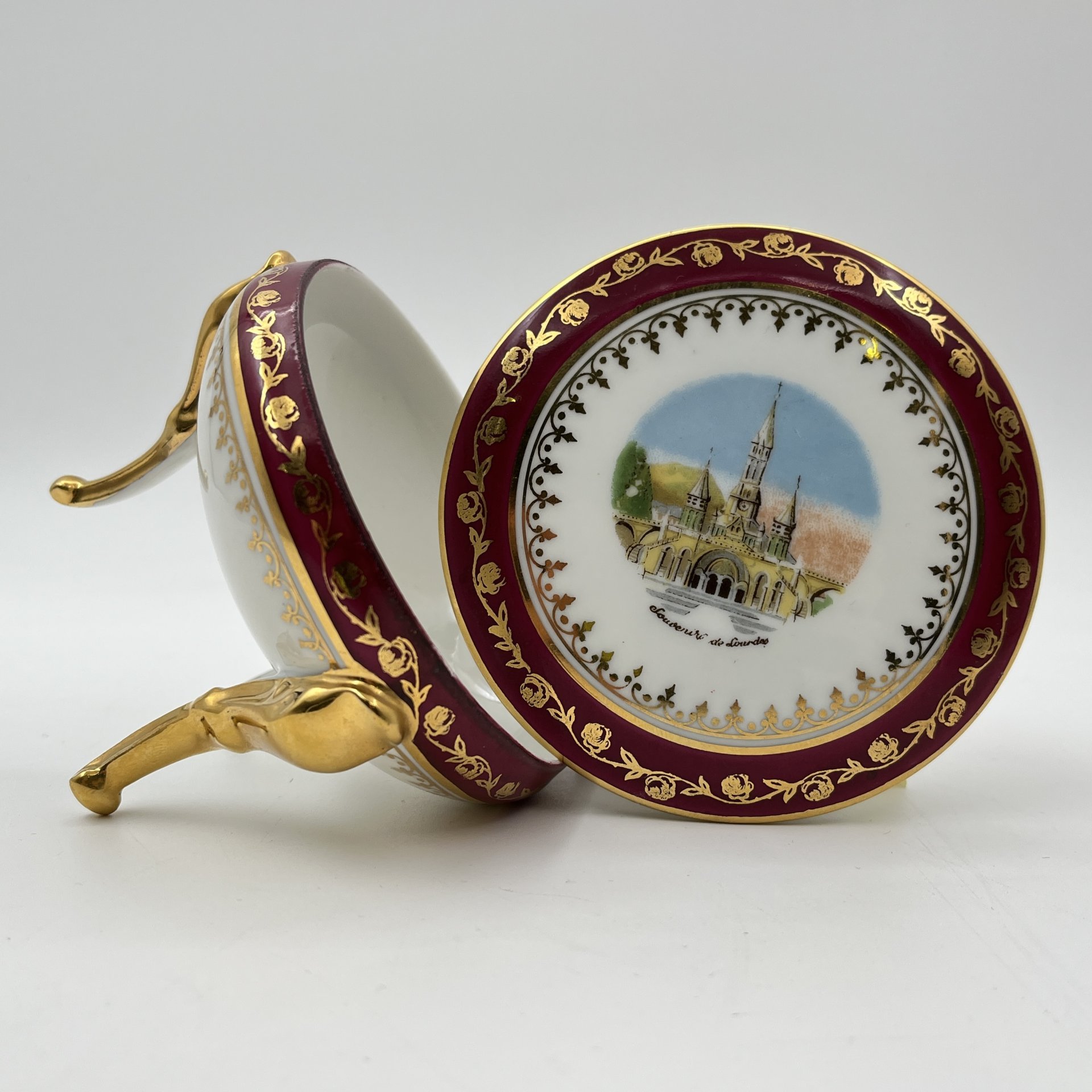 Шкатулка на трех ножках "Souvenir de Lourdes" с видами на храмовый комплекс города Лурд, фарфор, деколь, крытье, золочение, Limoges, Франция, 1960-1980 гг.