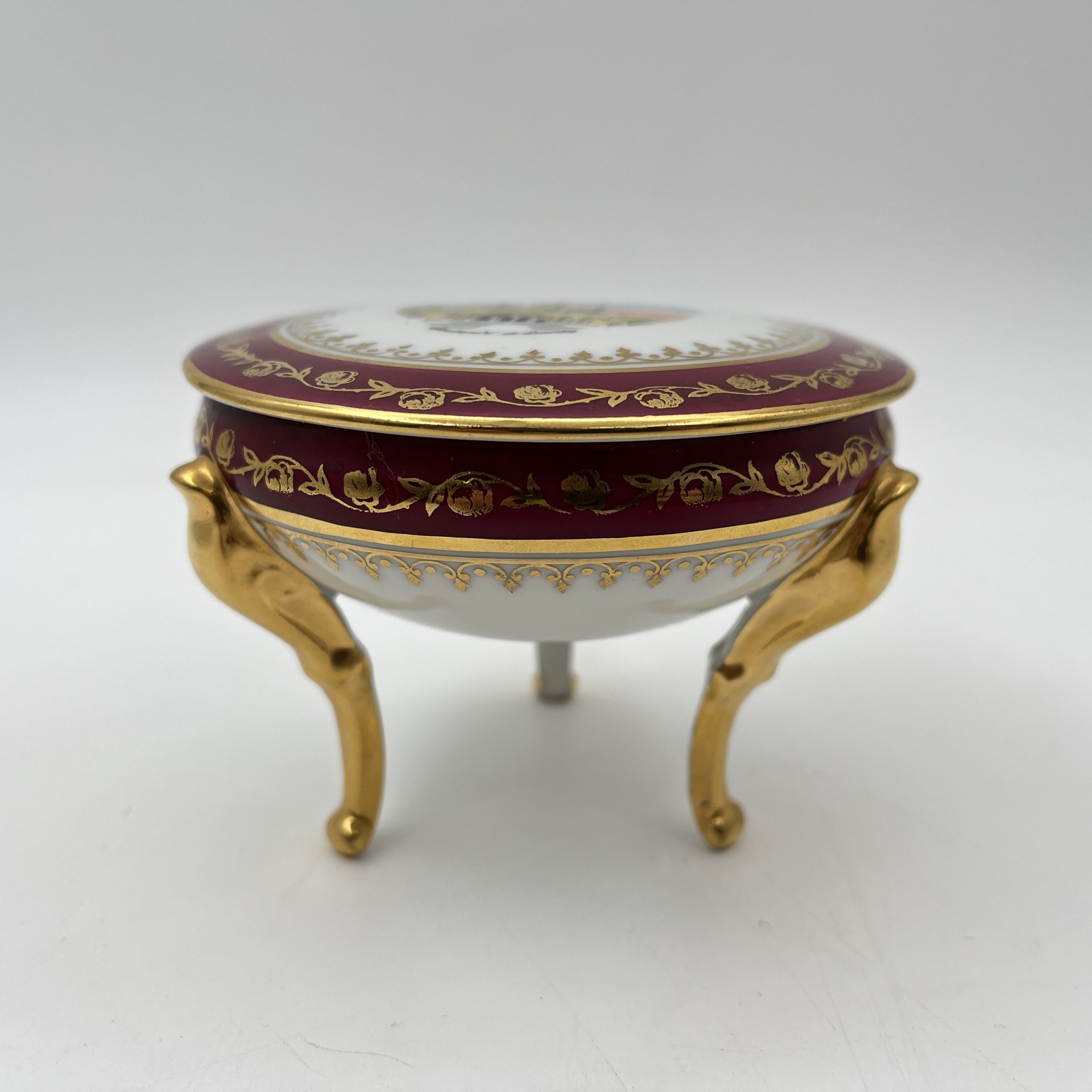 Шкатулка на трех ножках "Souvenir de Lourdes" с видами на храмовый комплекс города Лурд, фарфор, деколь, крытье, золочение, Limoges, Франция, 1960-1980 гг.