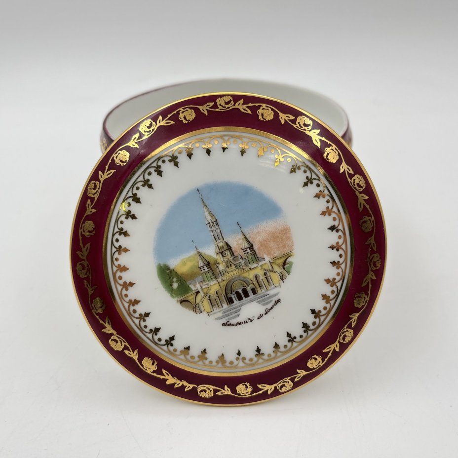 Шкатулка на трех ножках "Souvenir de Lourdes" с видами на храмовый комплекс города Лурд, фарфор, деколь, крытье, золочение, Limoges, Франция, 1960-1980 гг.