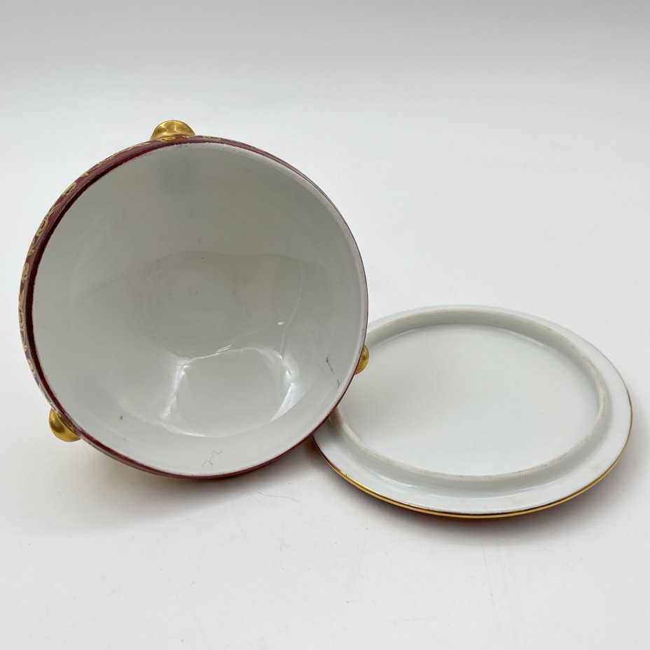 Шкатулка на трех ножках "Souvenir de Lourdes" с видами на храмовый комплекс города Лурд, фарфор, деколь, крытье, золочение, Limoges, Франция, 1960-1980 гг.