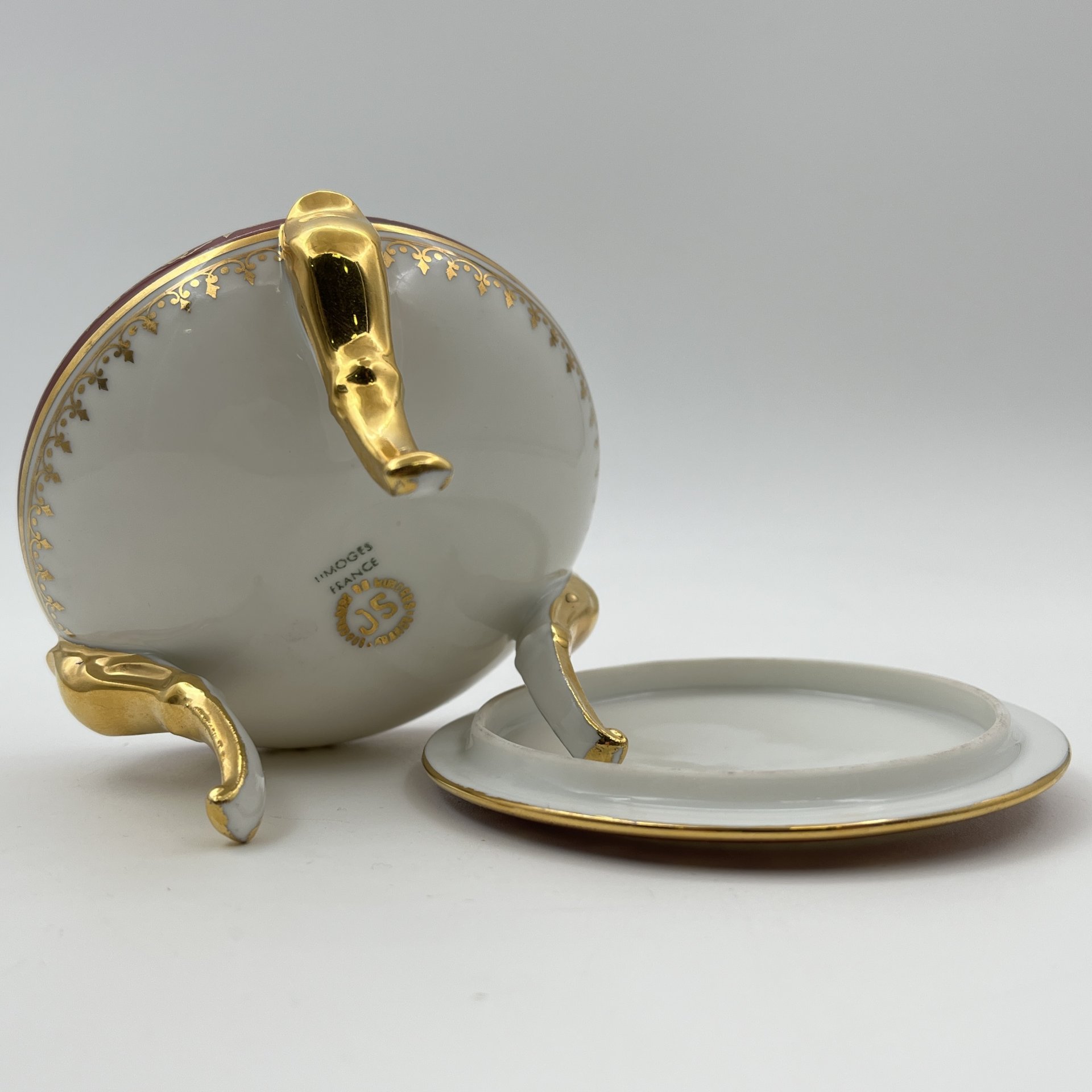 Шкатулка на трех ножках "Souvenir de Lourdes" с видами на храмовый комплекс города Лурд, фарфор, деколь, крытье, золочение, Limoges, Франция, 1960-1980 гг.