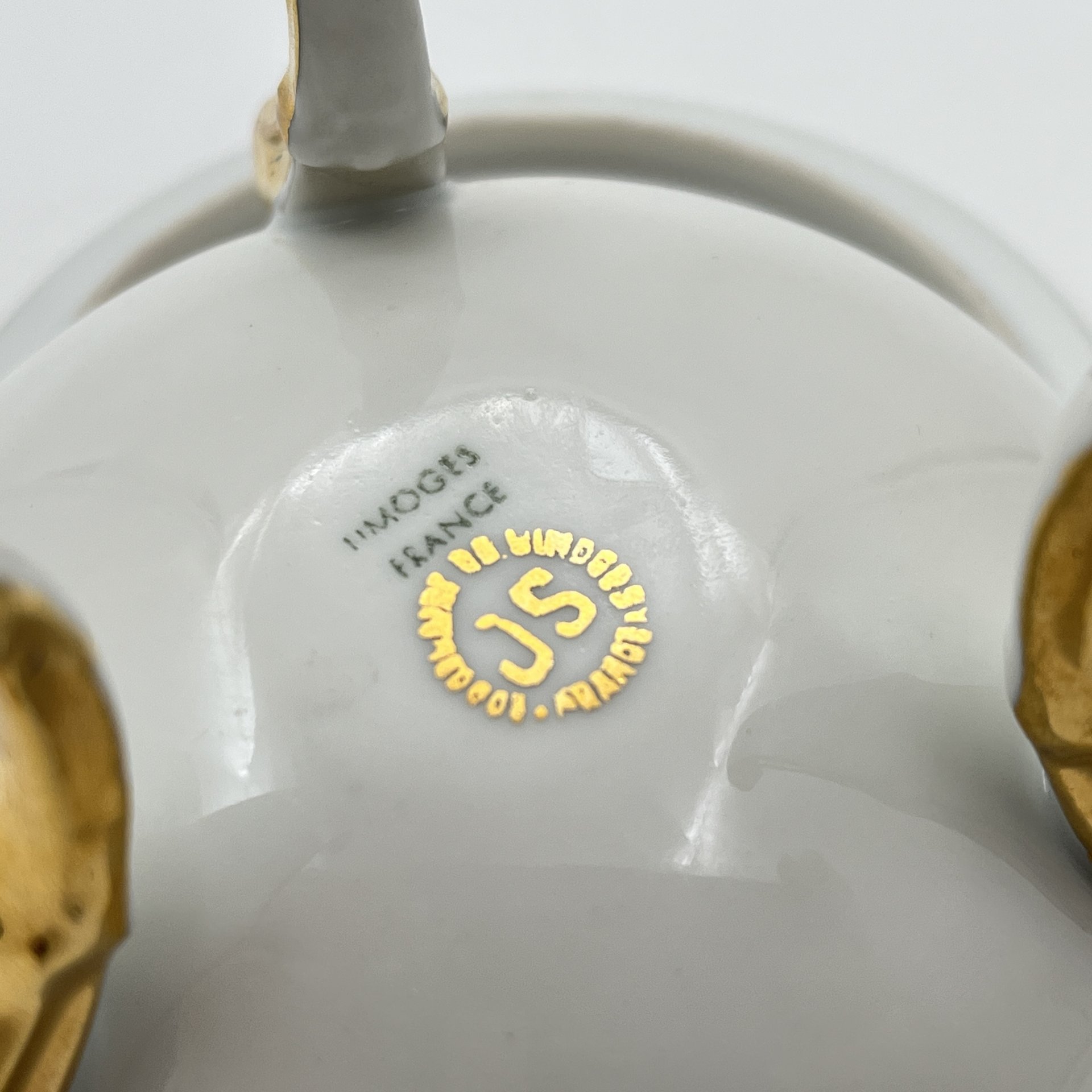 Шкатулка на трех ножках "Souvenir de Lourdes" с видами на храмовый комплекс города Лурд, фарфор, деколь, крытье, золочение, Limoges, Франция, 1960-1980 гг.