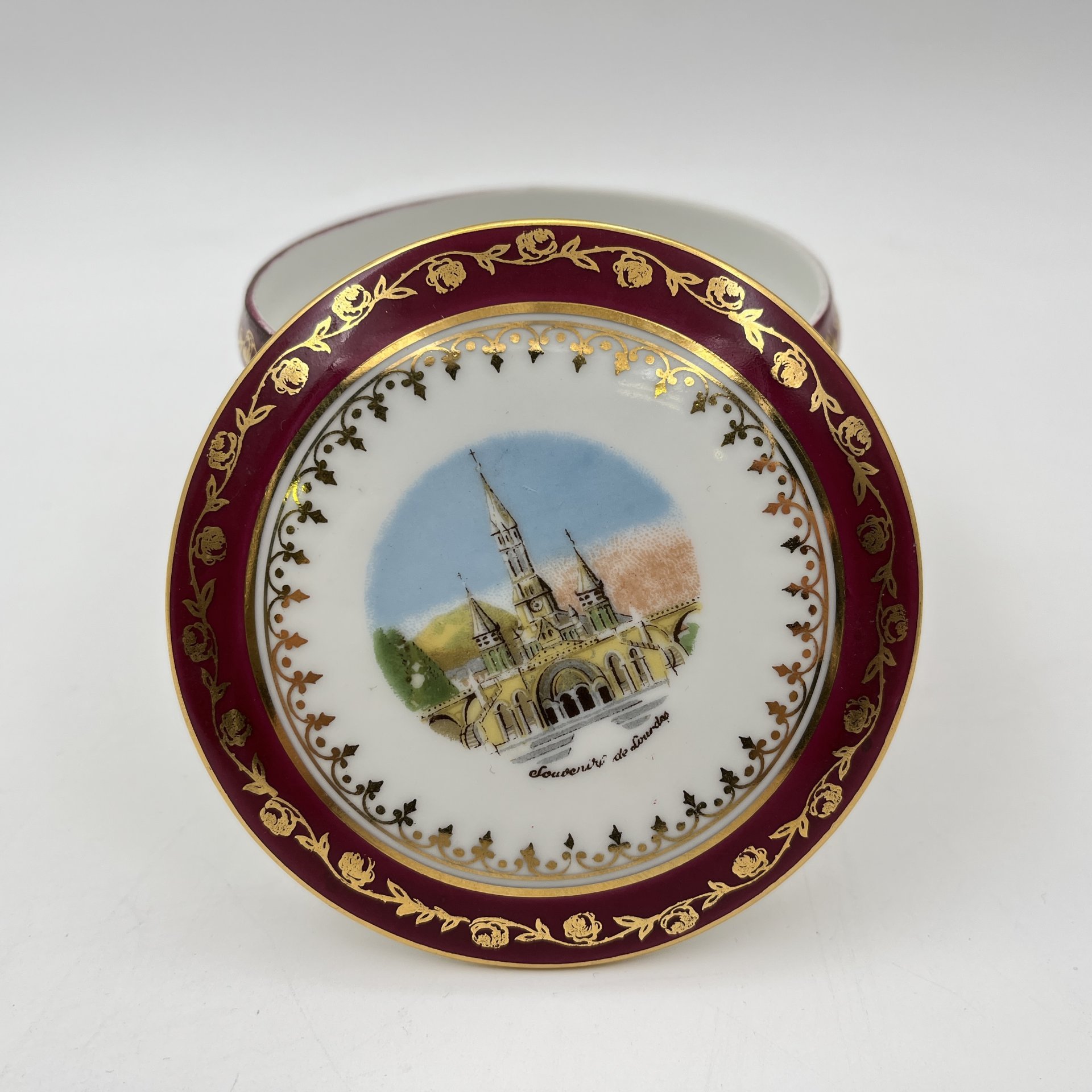 Шкатулка на трех ножках "Souvenir de Lourdes" с видами на храмовый комплекс города Лурд, Limoges
