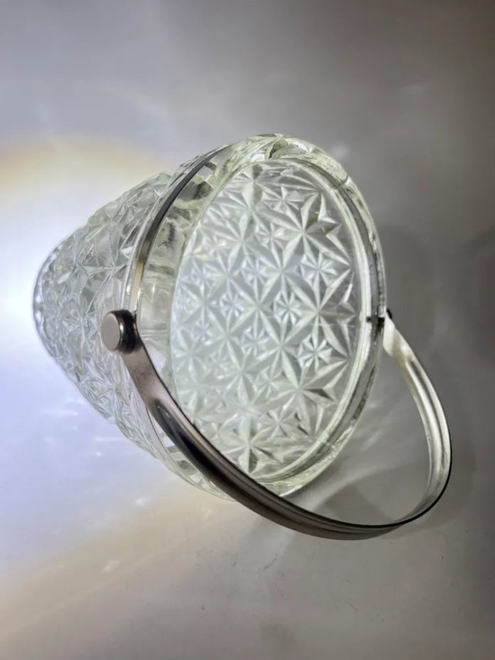 Конфетница с ручкой и резным геометрическим декором