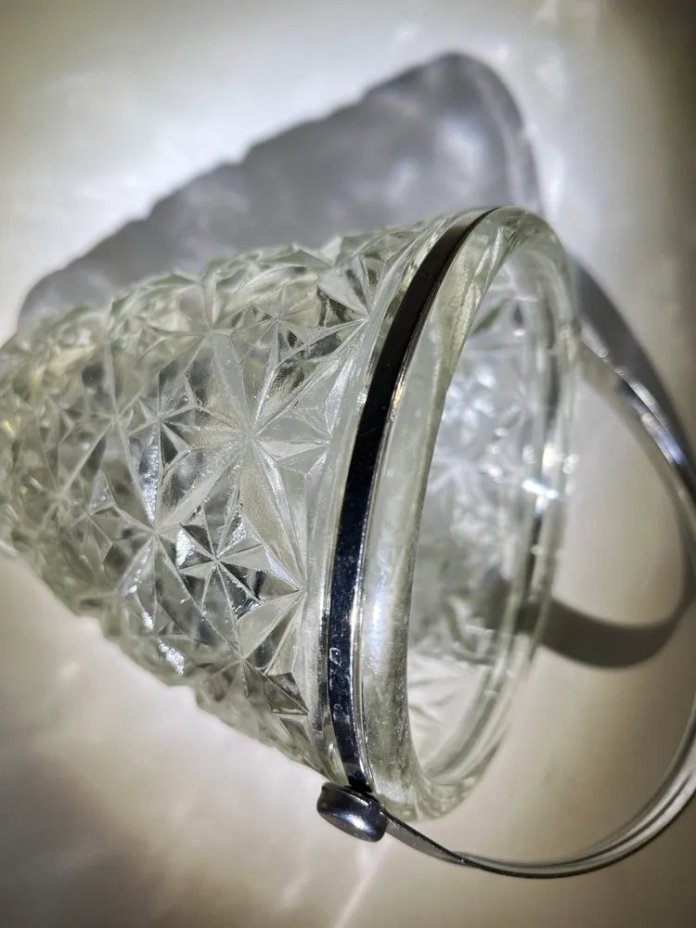 Конфетница с ручкой и резным геометрическим декором