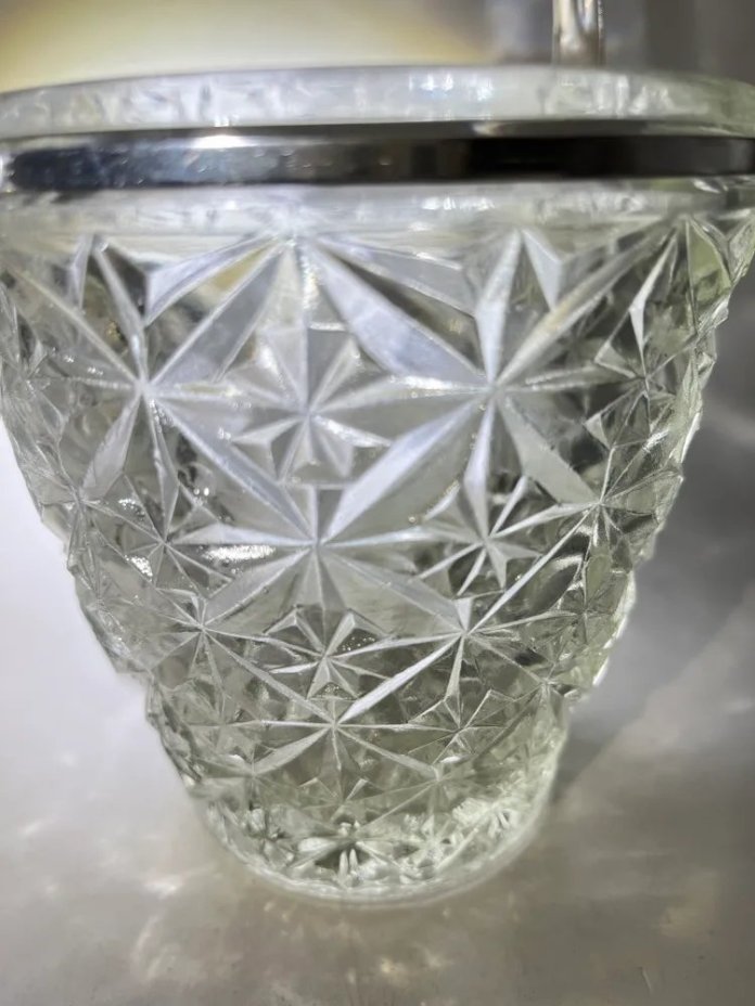 Конфетница с ручкой и резным геометрическим декором