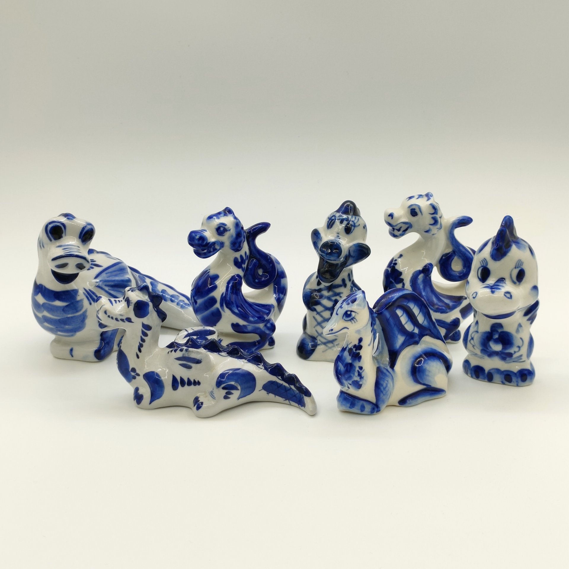 Набор из семи статуэток "Драконы", Гжель, фарфор, роспись, Россия, 1990-2010 гг.