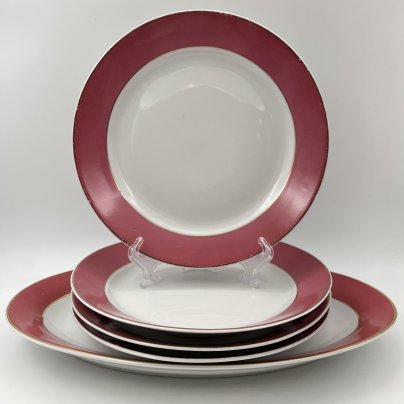 Набор обеденных тарелок и блюда малинового оттенка на 4 персоны