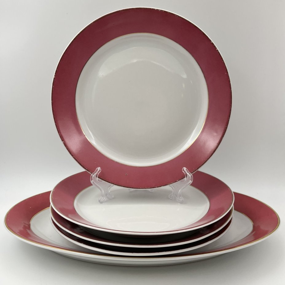 Набор обеденных тарелок и блюда малинового оттенка на 4 персоны