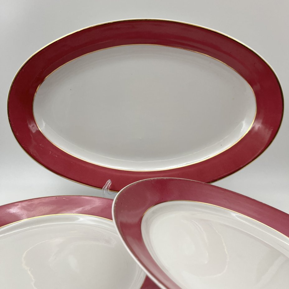Набор обеденных тарелок и блюда малинового оттенка на 4 персоны