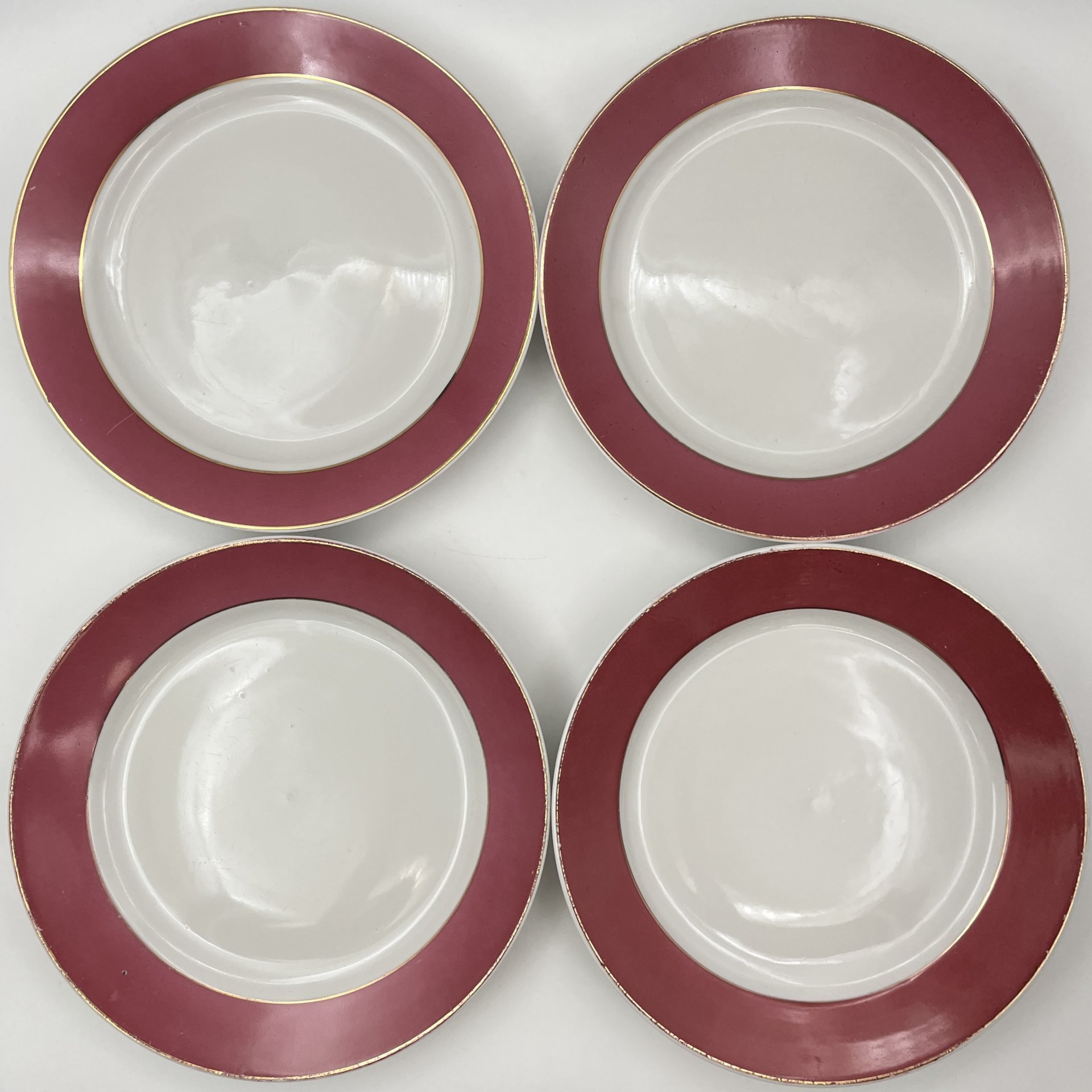 Набор обеденных тарелок и блюда малинового оттенка на 4 персоны