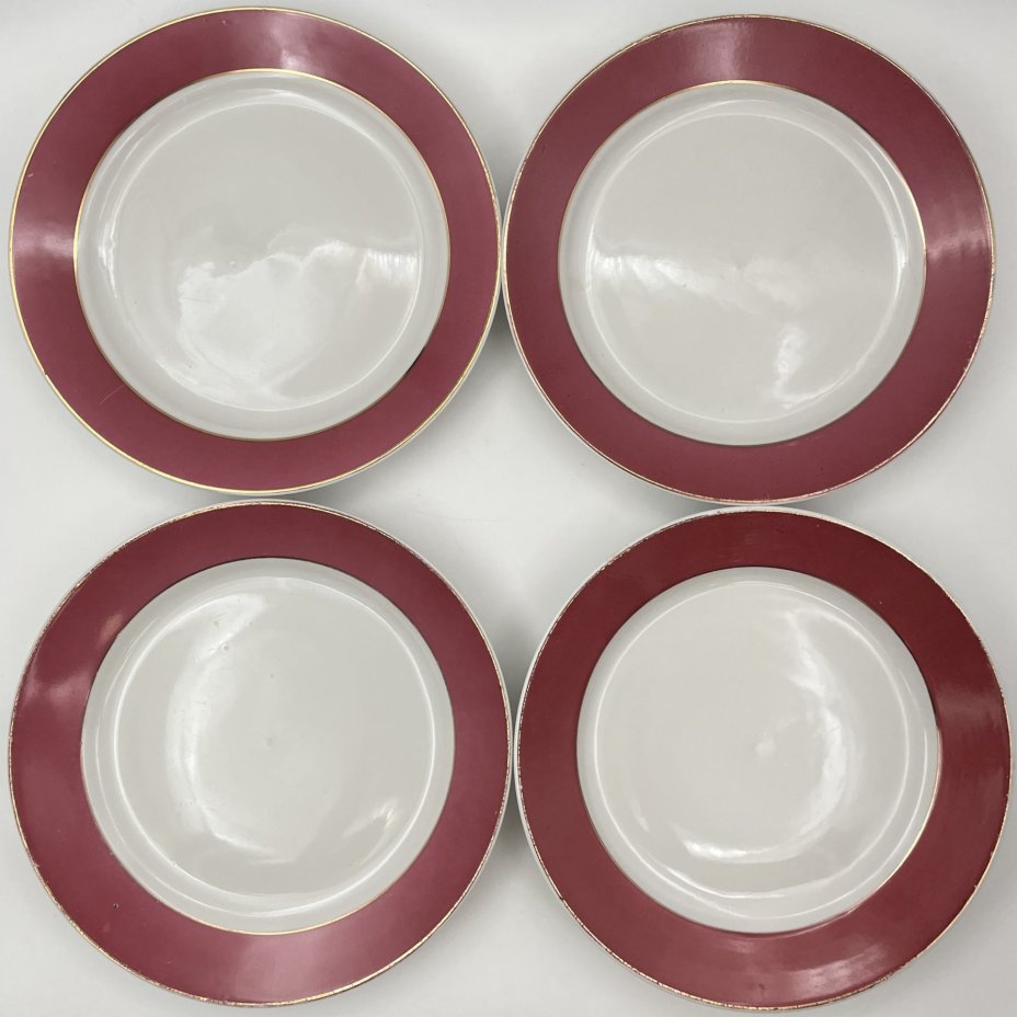 Набор обеденных тарелок и блюда малинового оттенка на 4 персоны