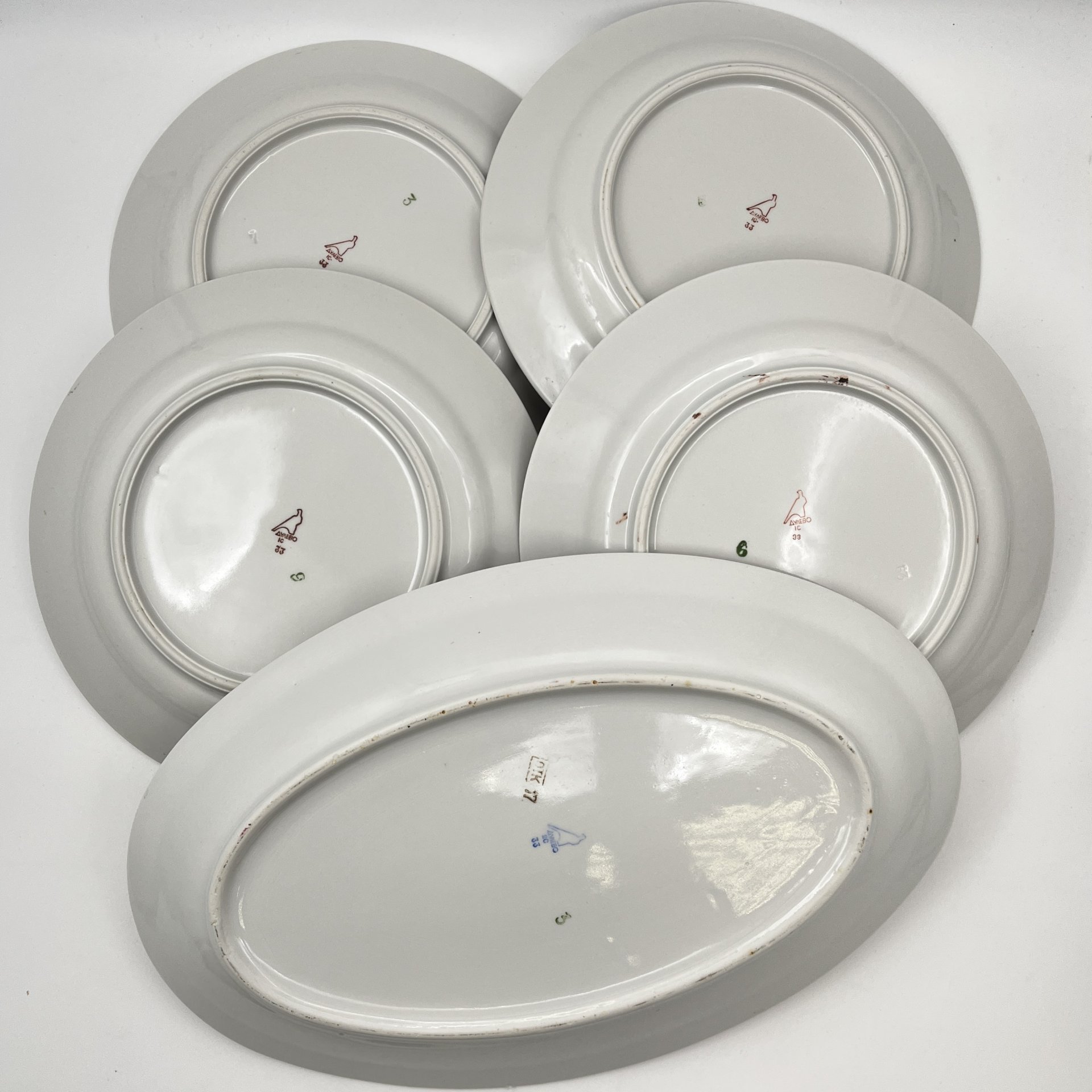 Набор обеденных тарелок и блюда малинового оттенка на 4 персоны