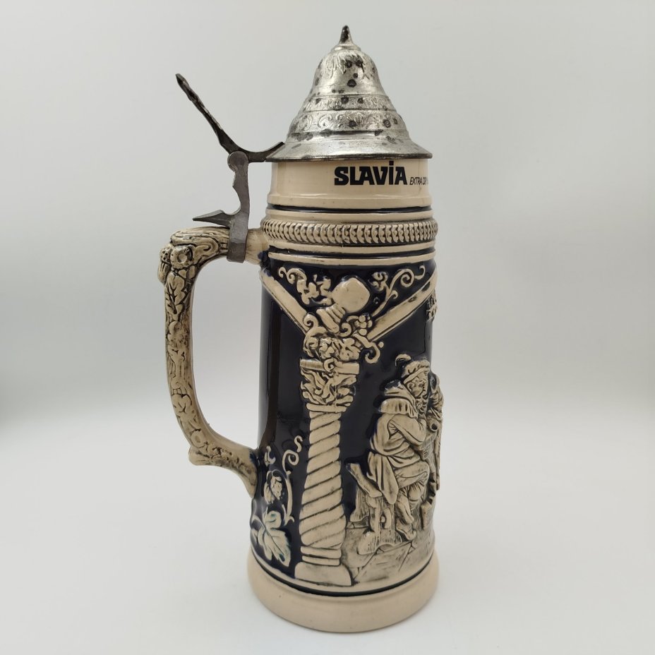 Кружка пивная с крышкой, декорированная трактирной сценкой, керамика, крытье, сплав металлов, Германия, 1960-1990 гг.