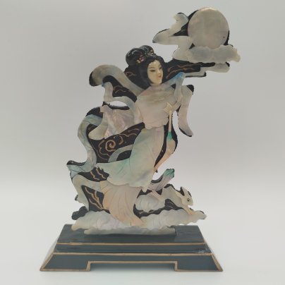 Статуэтка "Красавица Чанъэ и лунный заяц" ("Богиня Луны"), папье-маше, лак, перламутр, роспись, Китай, 1970-1990 гг.