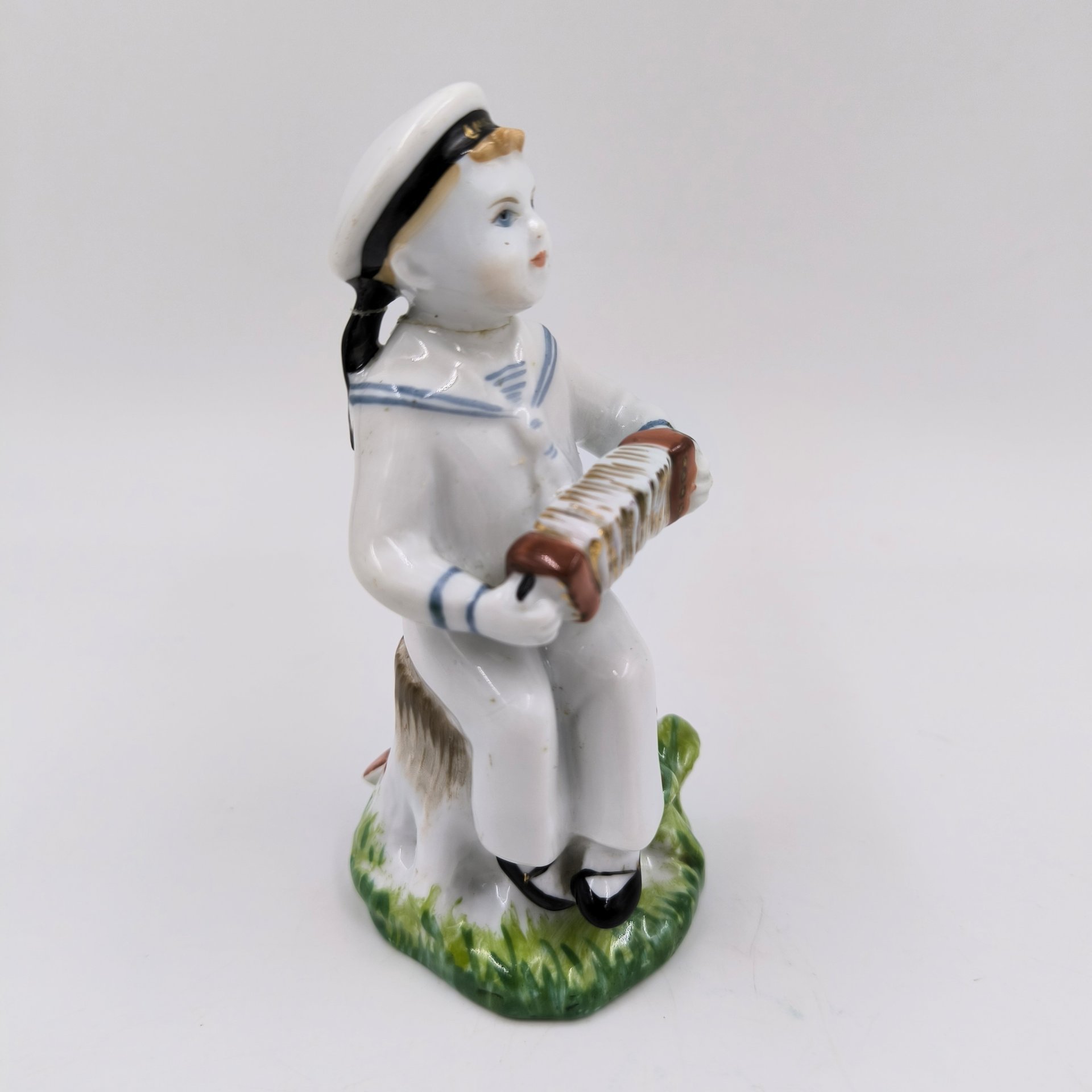 Статуэтка "Морячок с гармошкой", скульптор Г.С. Столбова, автор росписи К.Г. Косенкова, фарфор, роспись, золочение, Ленинградский фарфоровый завод (ЛФЗ), СССР, 1950-1970 гг., Ленинградский фарфоровый завод (ЛФЗ)