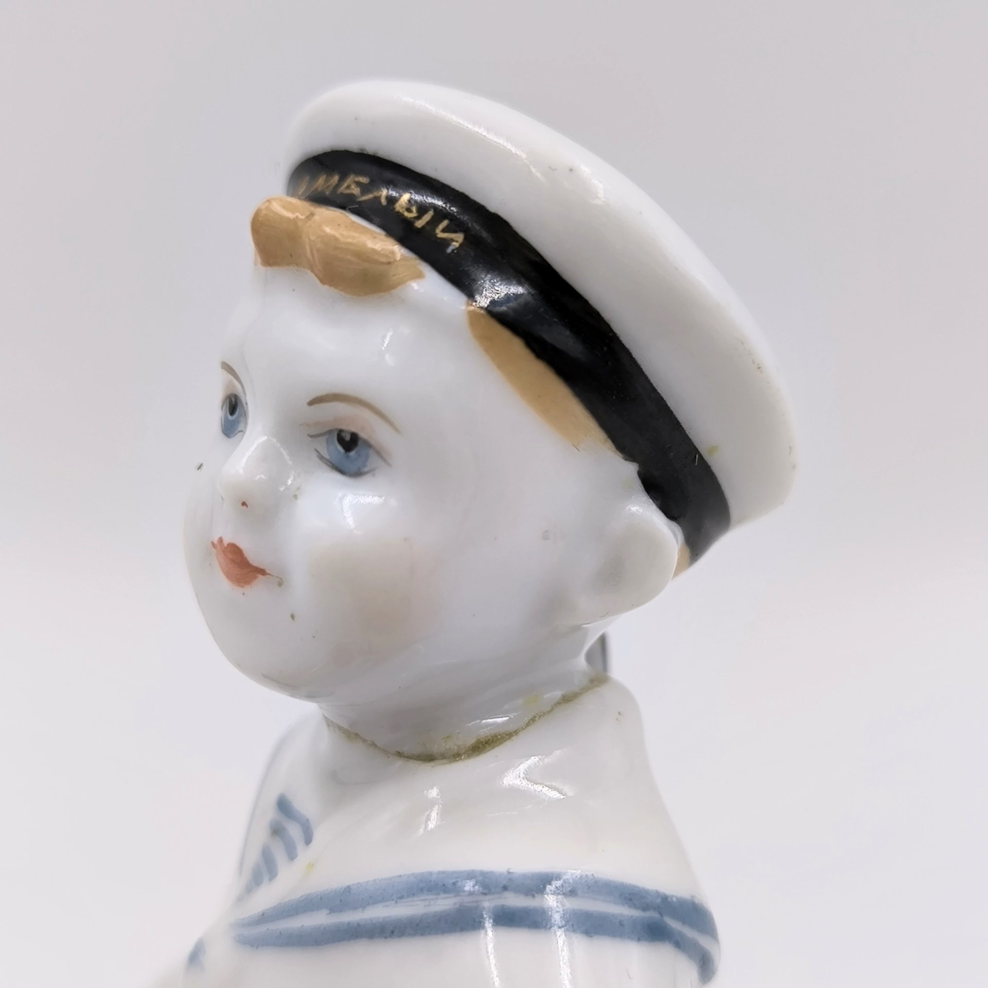 Статуэтка "Морячок с гармошкой", скульптор Г.С. Столбова, автор росписи К.Г. Косенкова, фарфор, роспись, золочение, Ленинградский фарфоровый завод (ЛФЗ), СССР, 1950-1970 гг., Ленинградский фарфоровый завод (ЛФЗ)