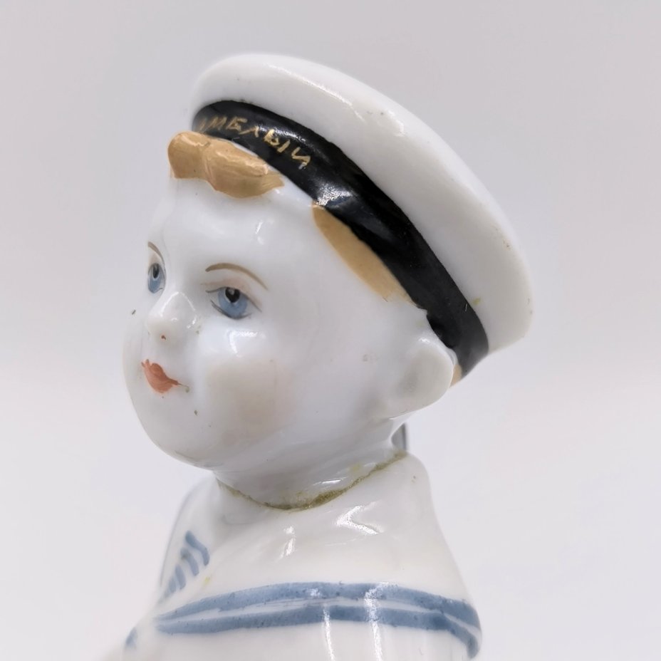Статуэтка "Морячок с гармошкой", скульптор Г.С. Столбова, автор росписи К.Г. Косенкова, фарфор, роспись, золочение, Ленинградский фарфоровый завод (ЛФЗ), СССР, 1950-1970 гг., Ленинградский фарфоровый завод (ЛФЗ)