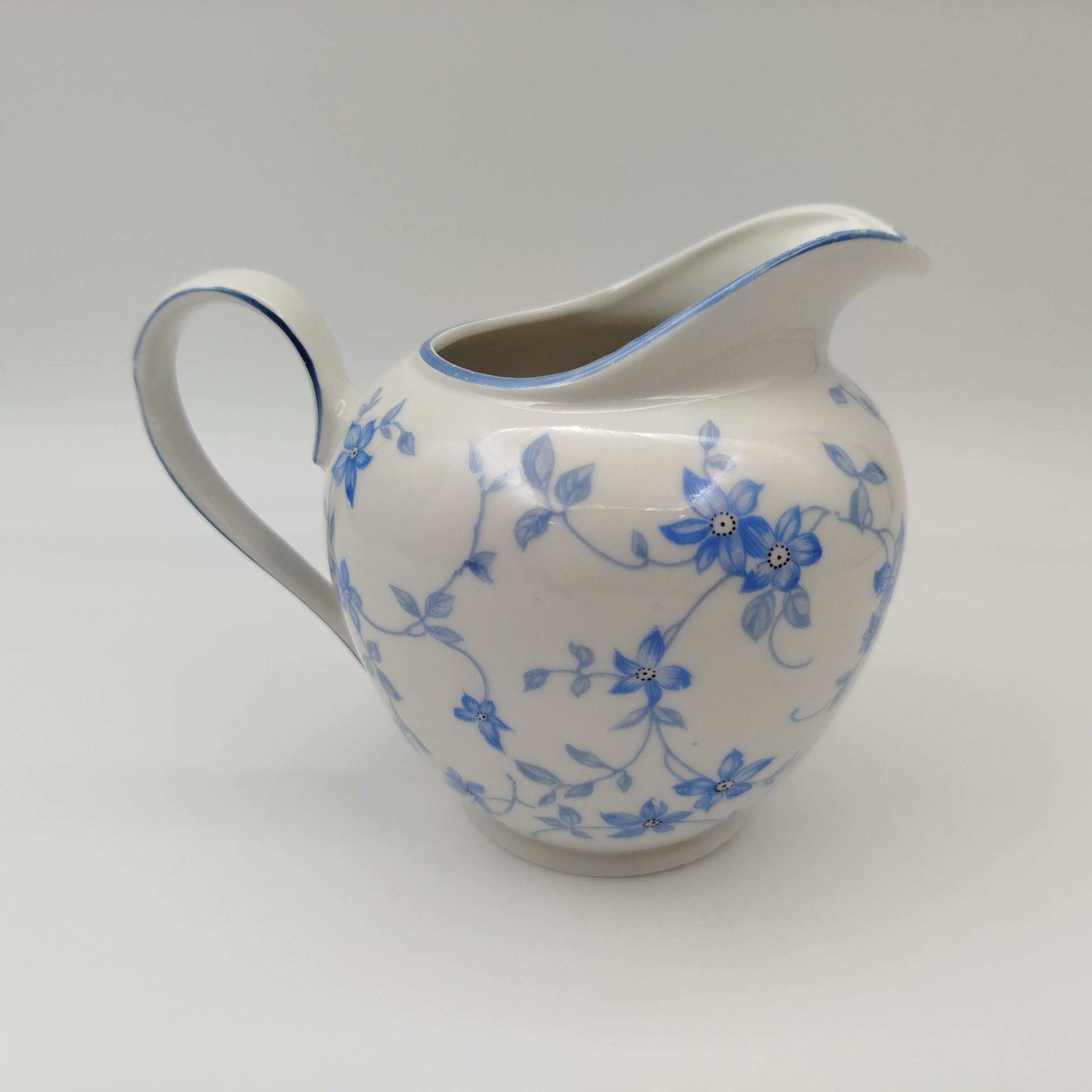 Молочник/сливочник, украшенный цветочным декором, фарфор, деколь, Kahla, Германия, 1937-1956 гг.