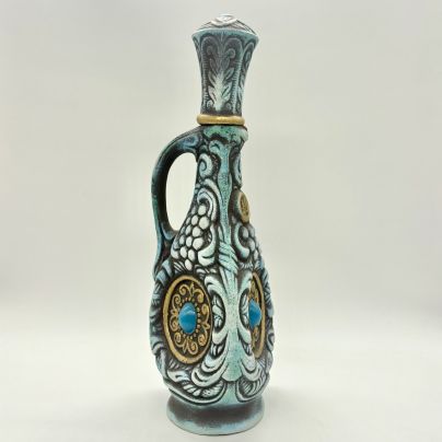 Штоф с рельефным декором в виде виноградных лоз, керамика, золочение, Грузия, 2000-2020 гг.