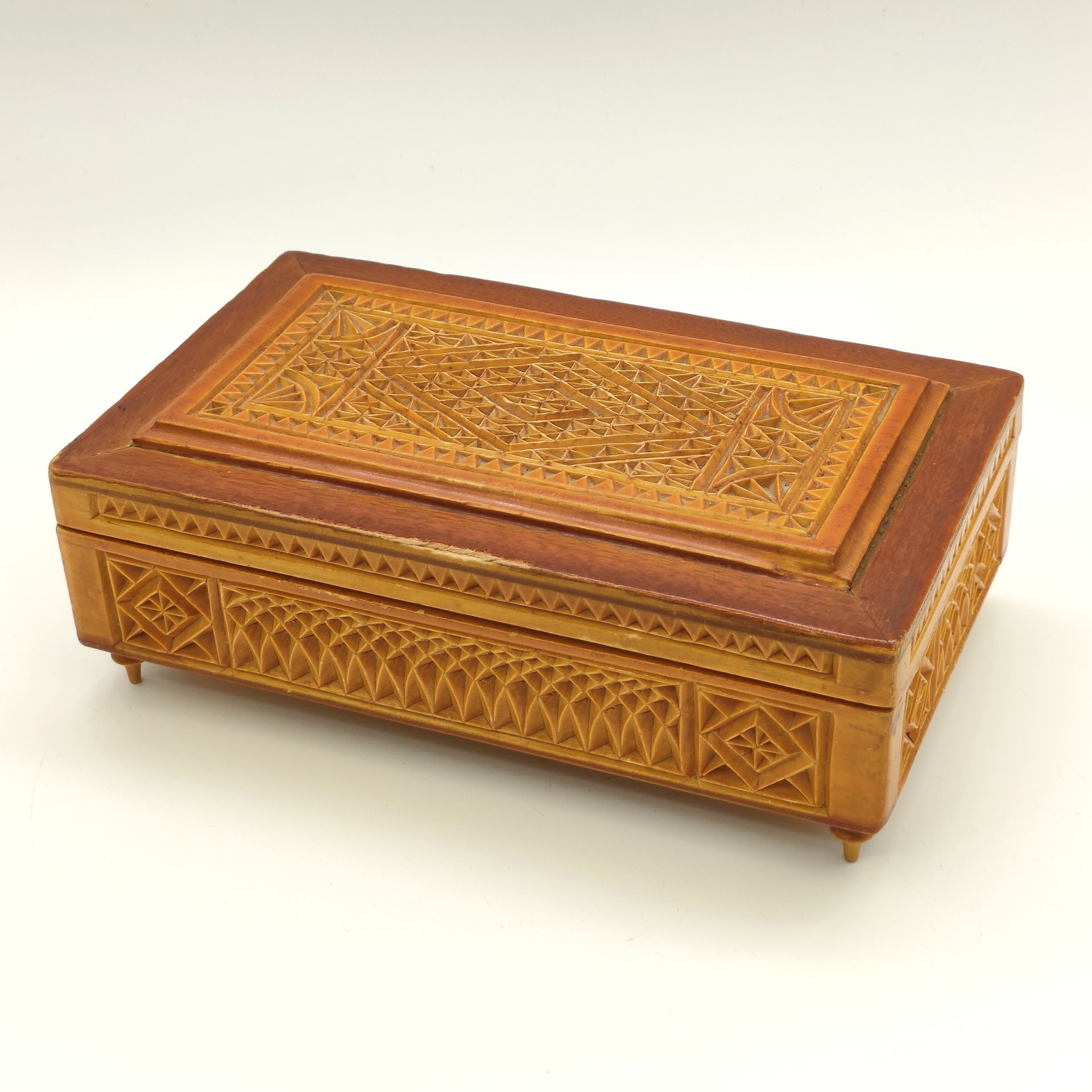 Шкатулка с резным ажурным декором, дерево, резьба, лак, СССР, 1970-1990 гг.