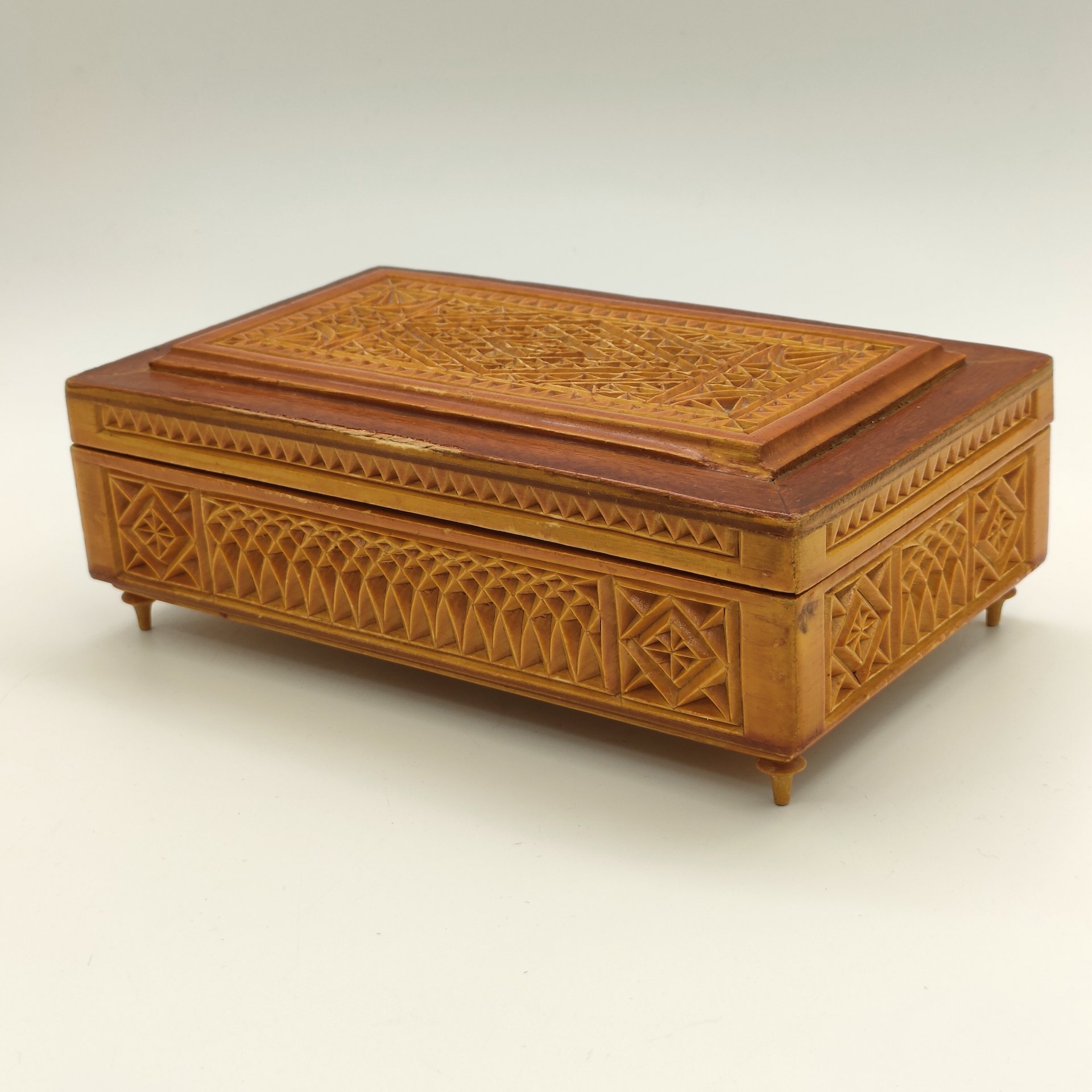Шкатулка с резным ажурным декором, дерево, резьба, лак, СССР, 1970-1990 гг.