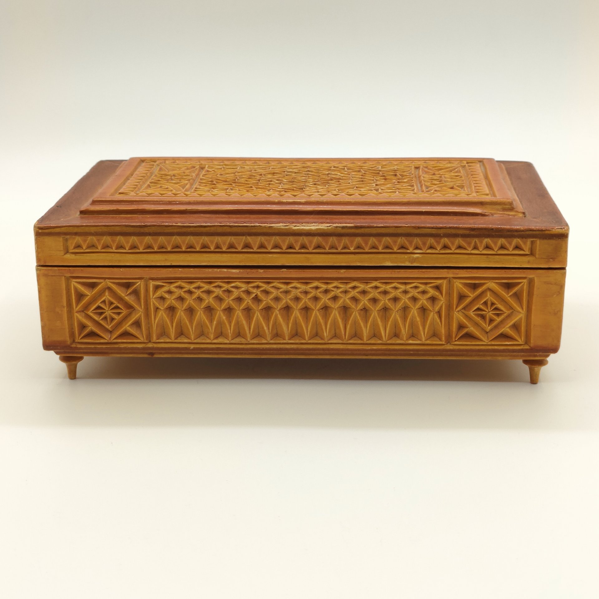 Шкатулка с резным ажурным декором, дерево, резьба, лак, СССР, 1970-1990 гг.