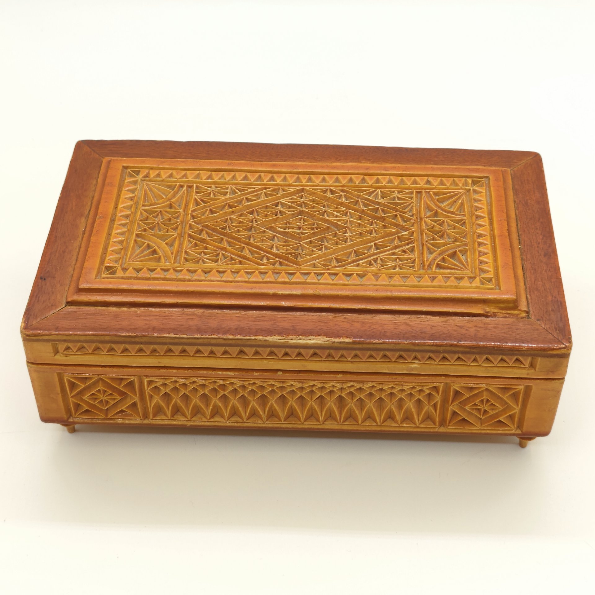 Шкатулка с резным ажурным декором, дерево, резьба, лак, СССР, 1970-1990 гг.