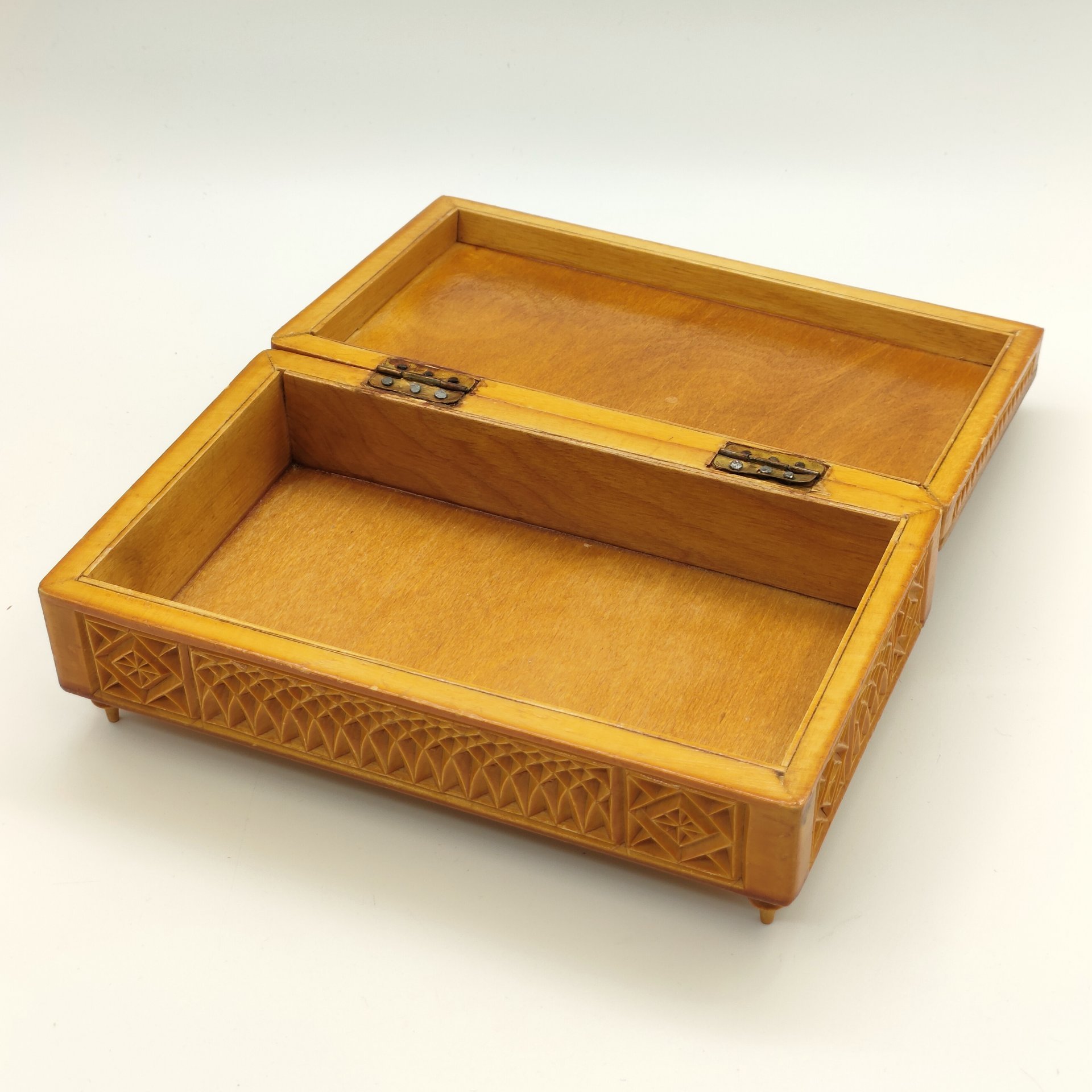 Шкатулка с резным ажурным декором, дерево, резьба, лак, СССР, 1970-1990 гг.