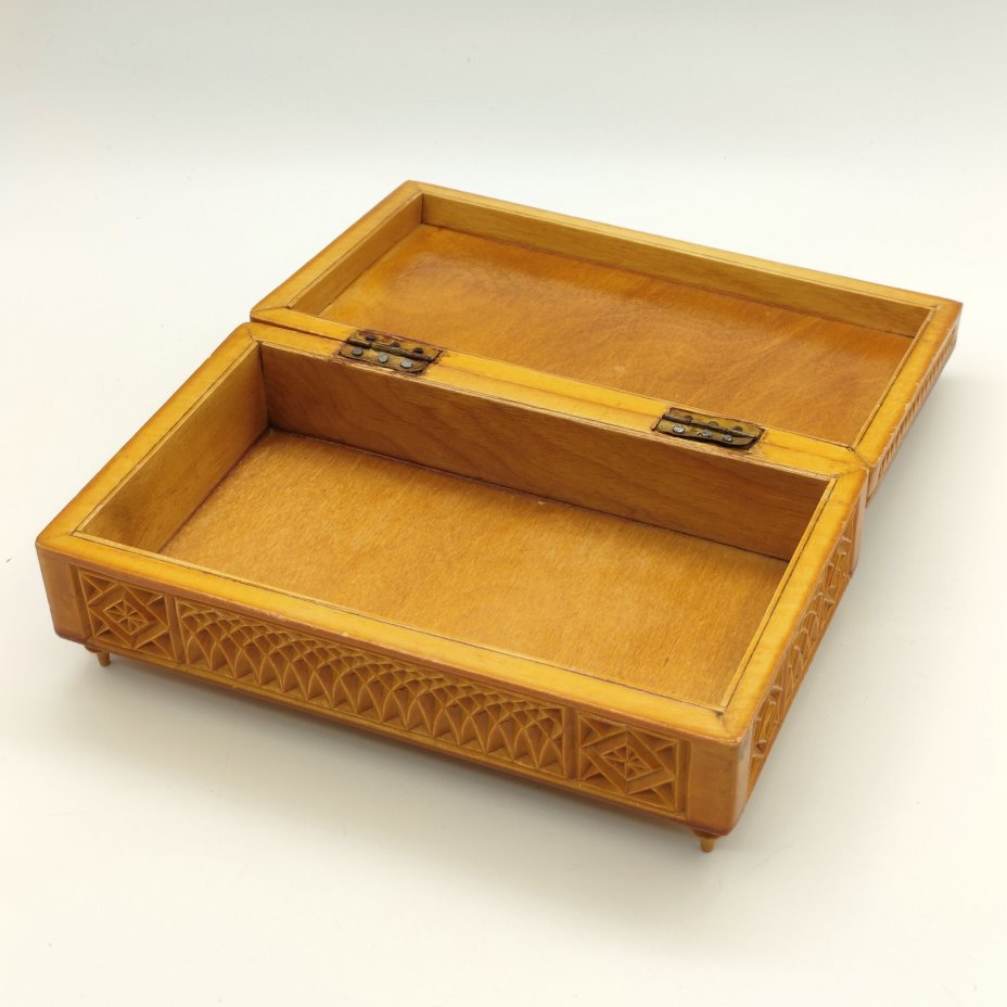 Шкатулка с резным ажурным декором