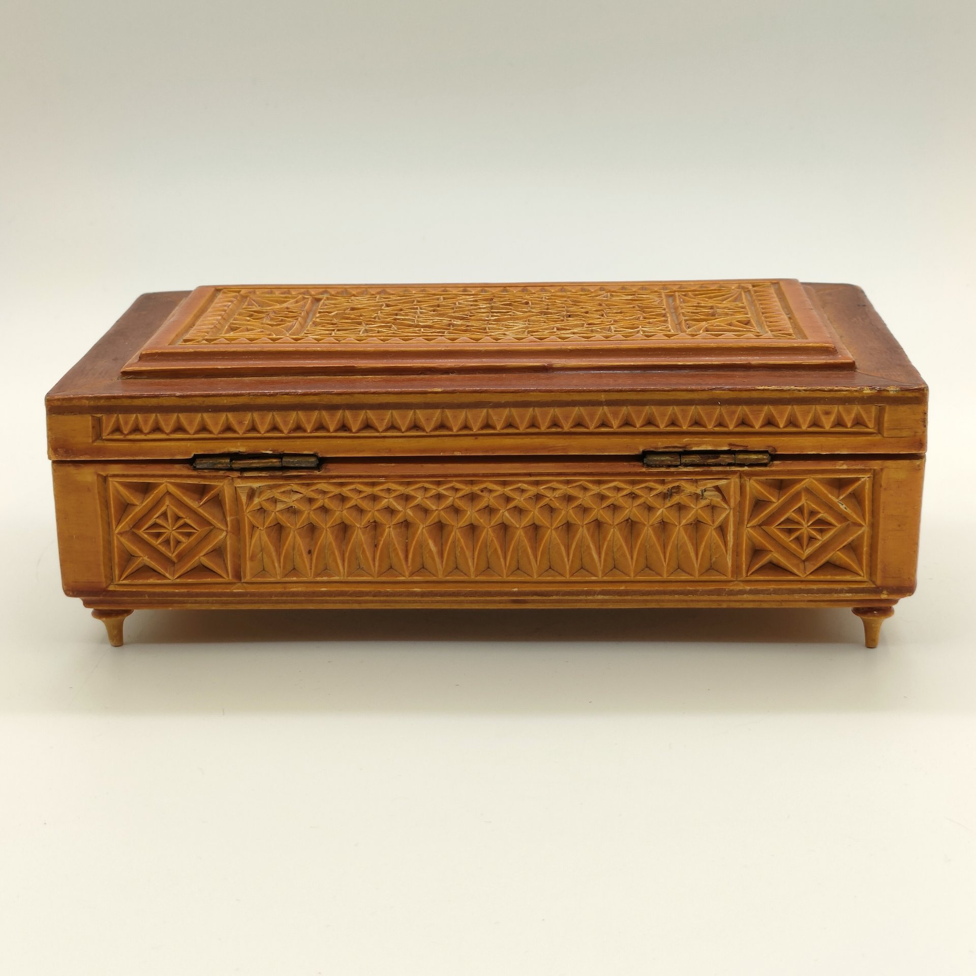 Шкатулка с резным ажурным декором, дерево, резьба, лак, СССР, 1970-1990 гг.