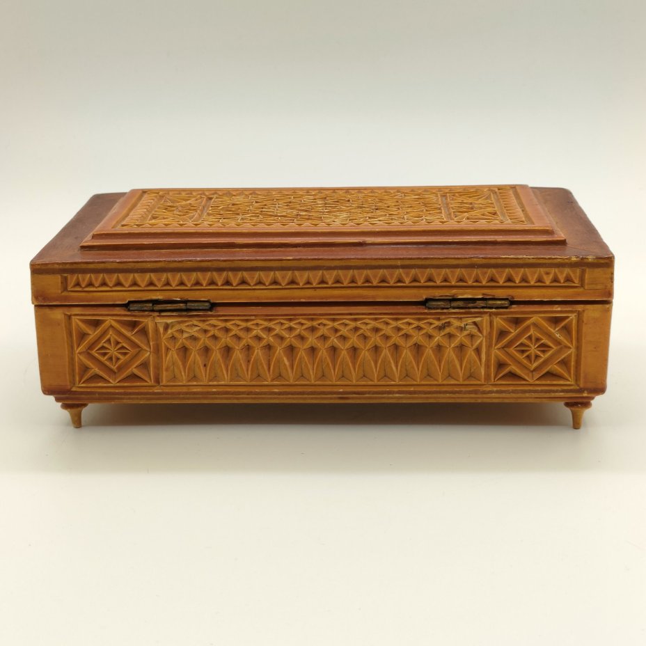 Шкатулка с резным ажурным декором