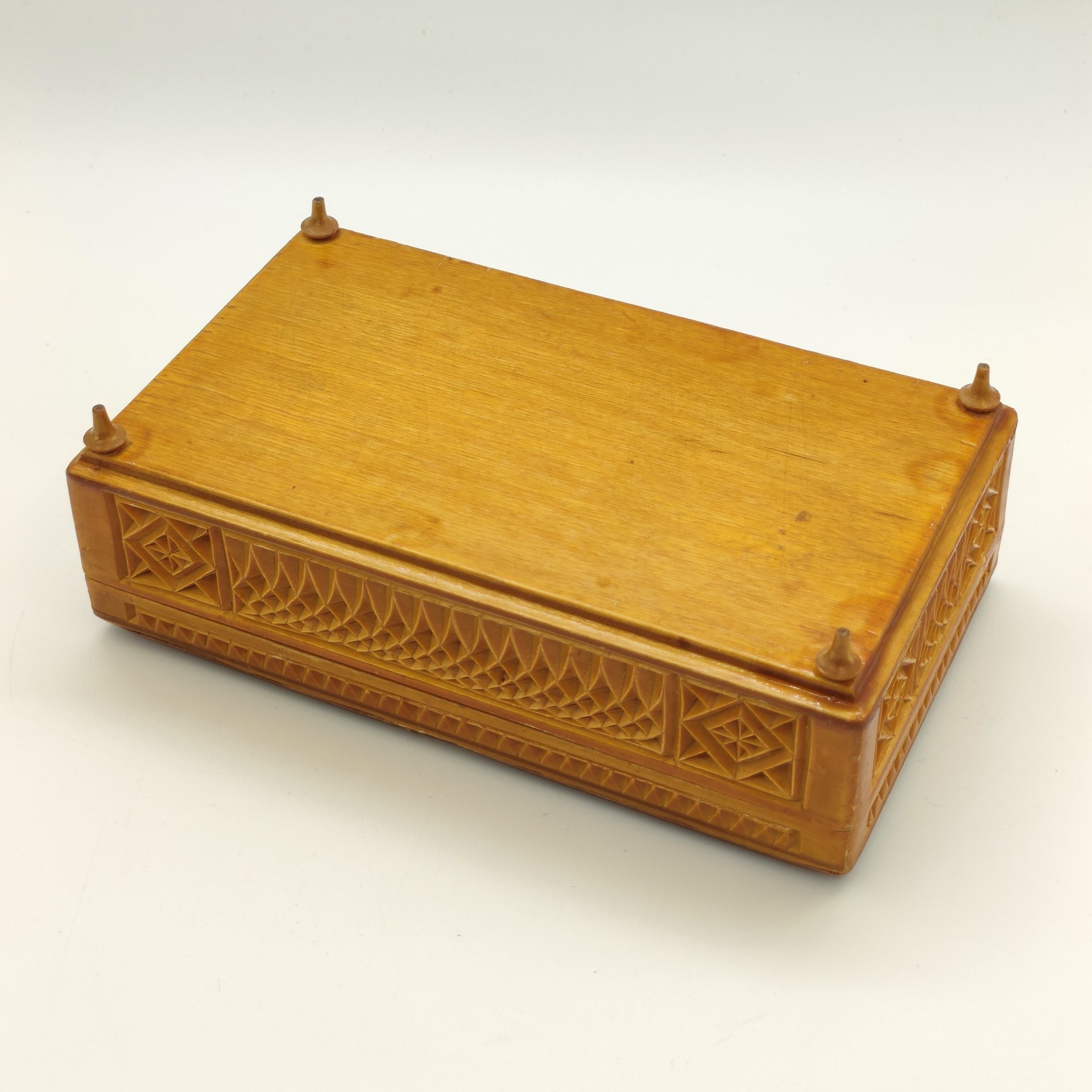 Шкатулка с резным ажурным декором, дерево, резьба, лак, СССР, 1970-1990 гг.