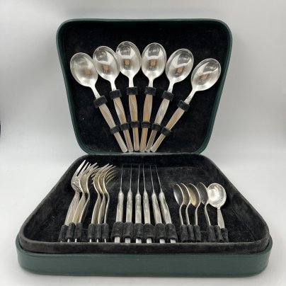 Набор столовых приборов (ножи, вилки, ложки и чайные ложки) на 6 персон, в оригинальной коробке