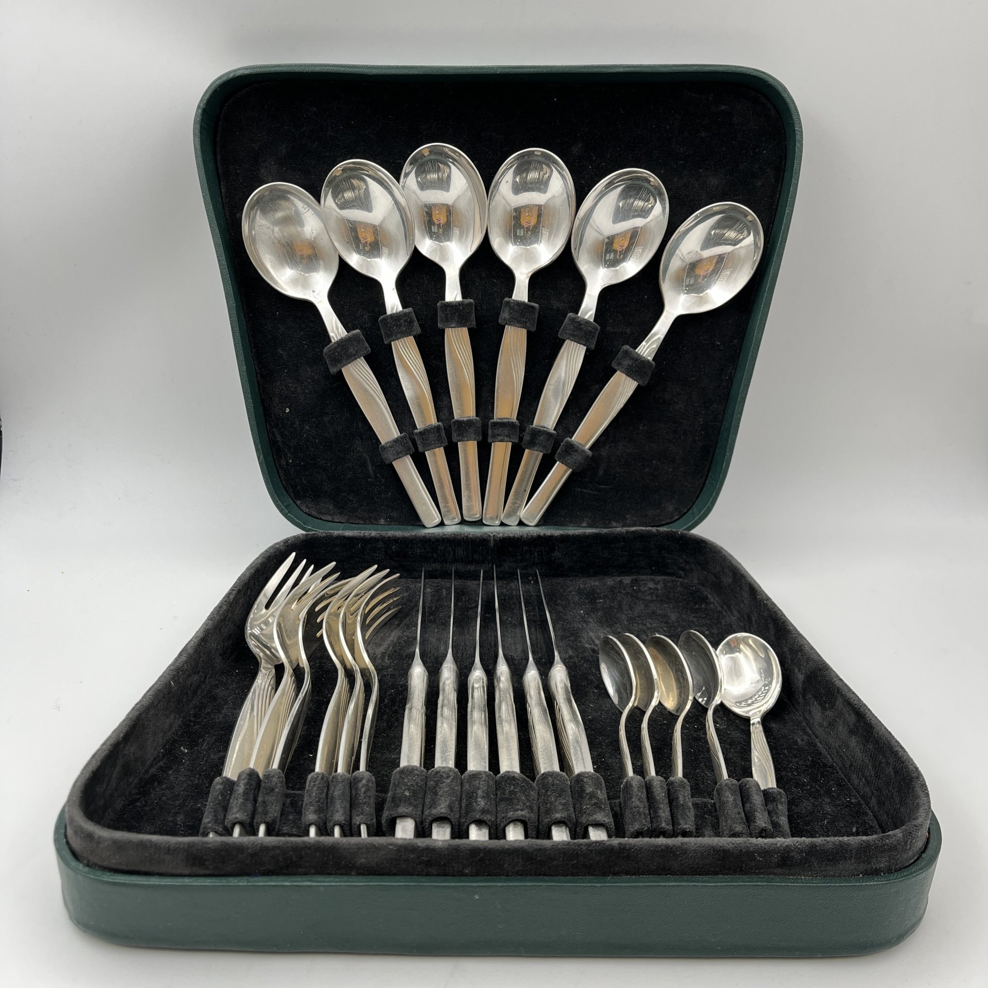 Набор столовых приборов (ножи, вилки, ложки и чайные ложки) на 6 персон, в оригинальной коробке