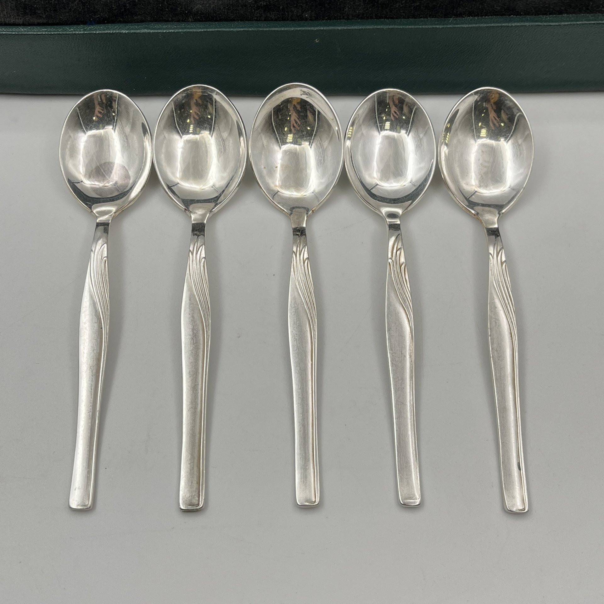 Набор столовых приборов (ножи, вилки, ложки и чайные ложки) на 6 персон, в оригинальной коробке