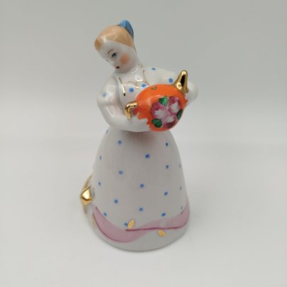 Статуэтка "Девушка с чайником" ("Семейное чаепитие"), автор Н. А. Малышева, фарфор, роспись, золочение, Дулевский фарфоровый завод (Дулёво), СССР, 1968-1991 гг.